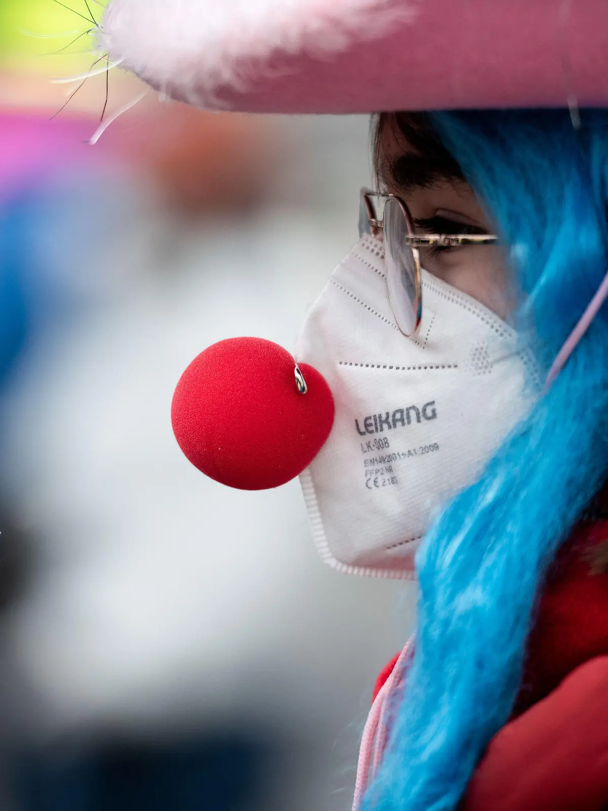 ARCHIV - 15.02.2021, Nordrhein-Westfalen, Düsseldorf: Eine verkleidete Frau trägt eine Clownsnase über einer FFP2 Maske. Die Düsseldorfer Karnevalisten wollen in der nächsten Saison nur Geimpfte und Genesene zu Feiern zulassen. (zu dpa "Düsseldorfer Karnevalisten lassen nur Geimpfte und Genesene zu") Foto: Fabian Strauch/dpa +++ dpa-Bildfunk +++