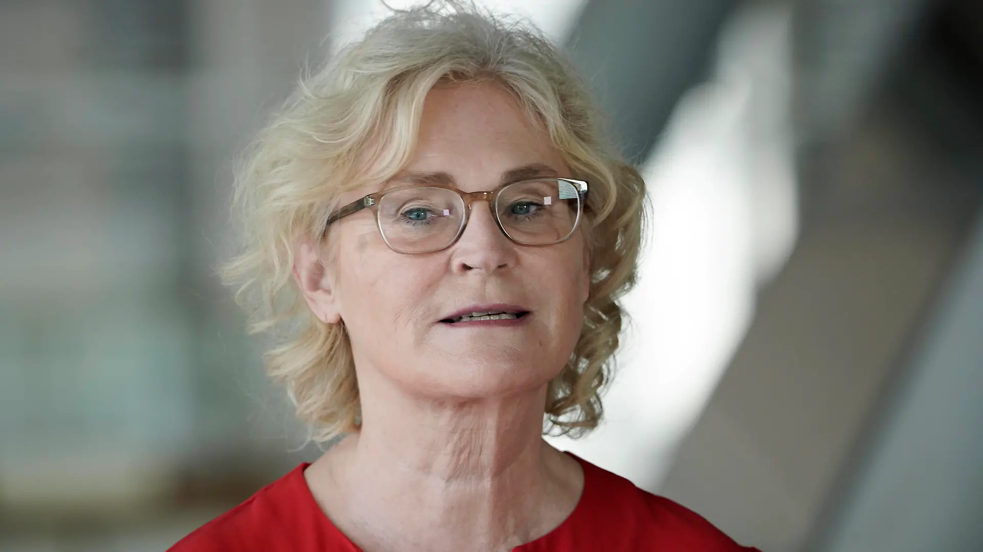 Statement der Bundesfamilienministerin und des Bundesfinanzministers nach Bundestagsbefassung zum Corona-Aufholpaket, Ganztags-Betreuung im Grundschulalter nach FuePoG II Aktuell, 11.06.2021, Berlin, Pressestatement der Bundesfamilienministerin Christine Lambrecht im Portrait nach Bundestagsbefassung zum Corona-Aufholpaket, Ganztags-Betreuung im Grundschulalter nach FuePoG II Berlin Berlin Deutschland *** Statement of the Federal Minister of Family Affairs and the Federal Minister of Finance after Bundestag referral to the Corona catch-up package, all-day care at primary school age according to FuePoG II Current, 11 06 2021, Berlin, Press statement of the Federal Minister of Family Affairs Christine Lambrecht in portrait after Bundestag re