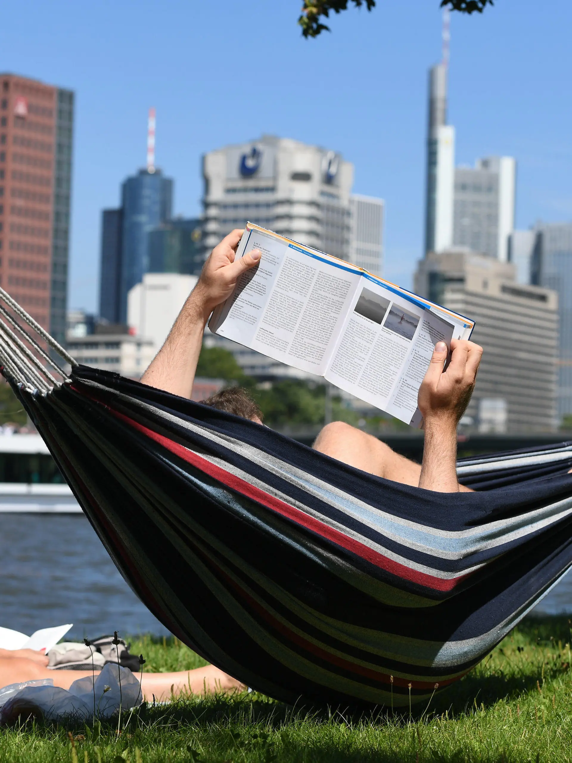 ARCHIV - Ein Pärchen genießt am 13.08.2016 am westlichen Mainufer in Frankfurt am Main (Hessen) das herrliche Sommerwetter. (zu dpa «Sommer in der Stadt - Klimawandel stellt Planer vor Herausforderungen» vom 01.08.2017) Foto: Arne Dedert/dpa +++(c) dpa - Bildfunk+++