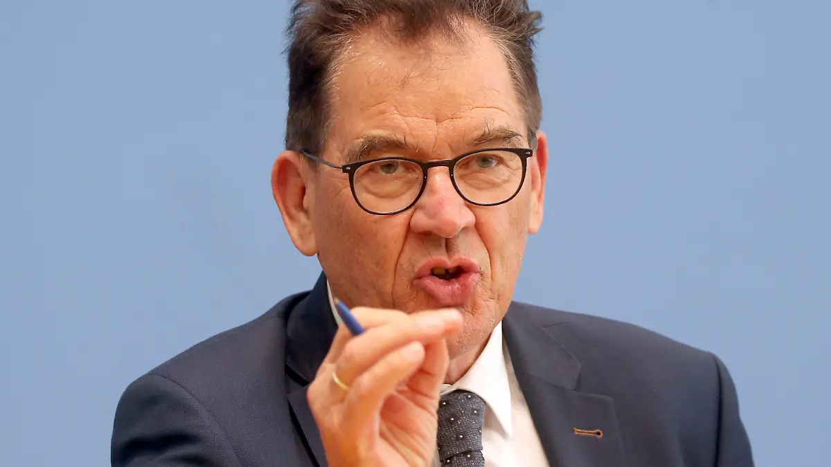 ARCHIV - 14.04.2021, Berlin: Gerd Müller (CSU), Bundesentwicklungsminister, stellt auf einer Pressekonferenz den UNFPA-Weltbevölkerungsbericht 2021 vor und beantwortet Fragen von Journalisten. (zu dpa «Minister Müller fordert mehr Klima-Investitionen in ärmeren Ländern») Foto: Wolfgang Kumm/dpa +++ dpa-Bildfunk +++