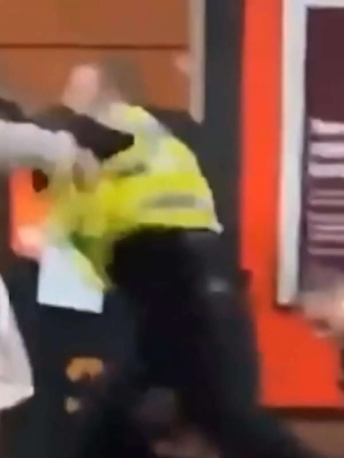 Bild zu: "Oma (50) von Polizei niedergeschlagen"