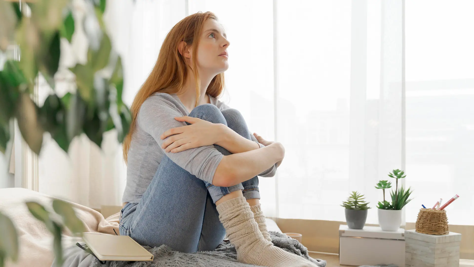  Serious young woman at home looking up model released Symbolfoto property released AFVF06014