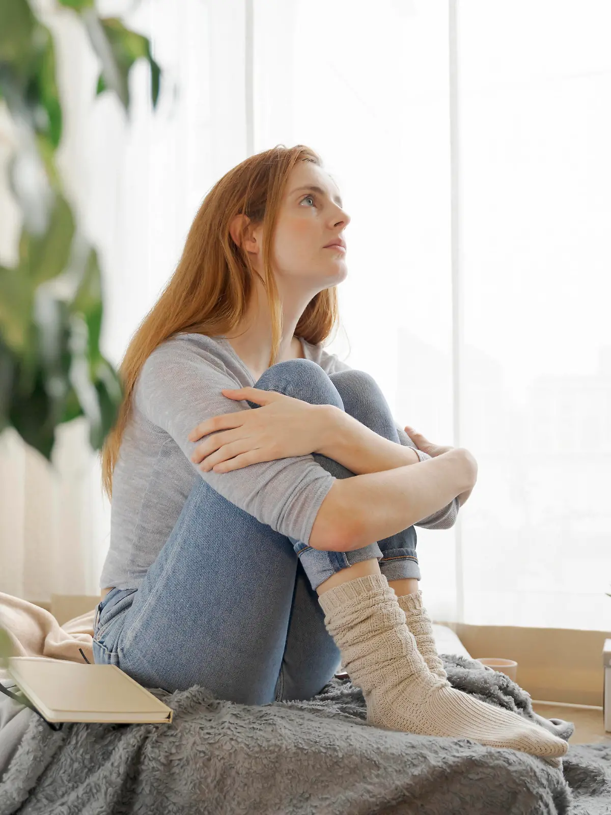  Serious young woman at home looking up model released Symbolfoto property released AFVF06014