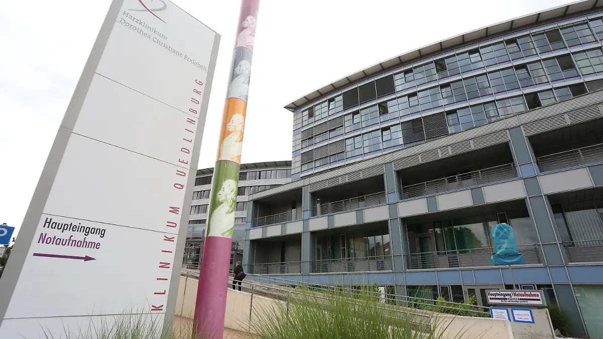 03.08.2021, Sachsen-Anhalt, Quedlinburg: Blick auf das Harzklinikum in Quedlinburg. In Quedlinburg gab es heute den Prozessauftakt gegen eine Frau, die trotz Corona-Symptomen und Quarantäne ihre Tochter im Krankenhaus in Quedlinburg besucht haben soll. Foto: Matthias Bein/dpa-Zentralbild/ZB +++ dpa-Bildfunk +++