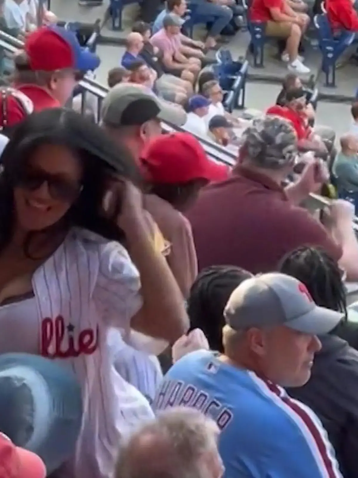 Sportlich, sportlich - und damit ist NICHT die Leistung der Baseball-Mannschaften auf dem Platz gemeint. Die wirklich schweißtreibende Arbeit spielt sich nämlich AUF der Tribüne ab, wo OnlyFans-Model Adrienne ordentlich einheizt. Aber wer ist der oder die Glückliche? Das verraten wir im Video!