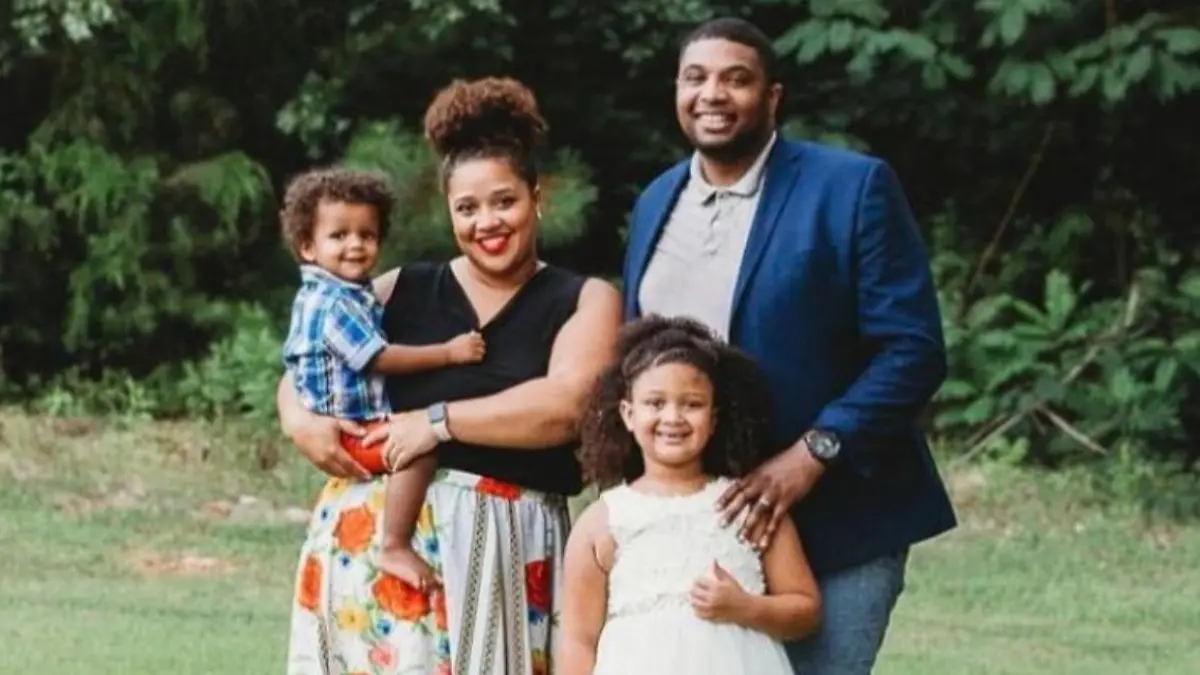 Familienfoto von Cierra und Jamal Chubb mit ihren zwei Kindern.