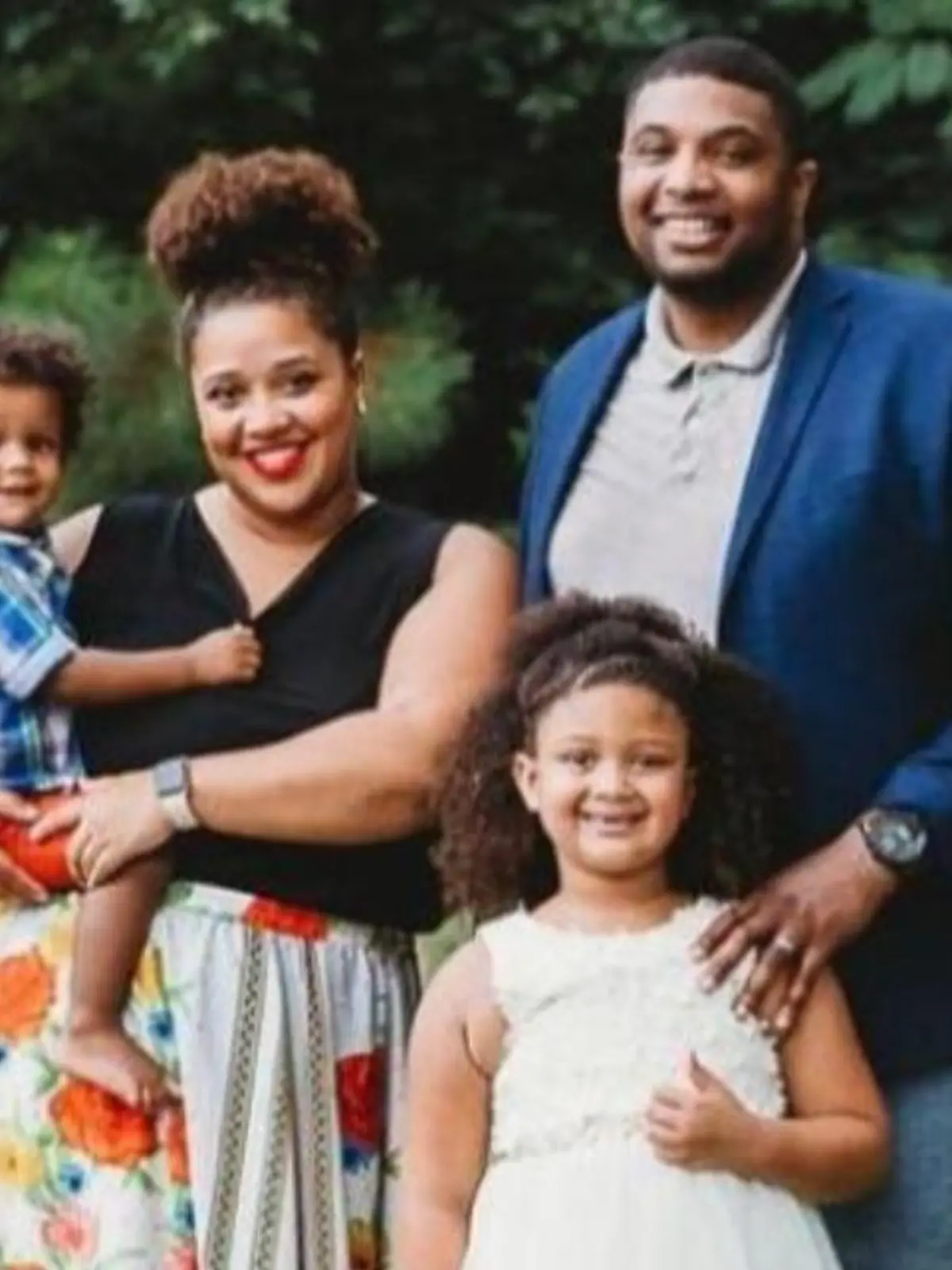 Familienfoto von Cierra und Jamal Chubb mit ihren zwei Kindern.