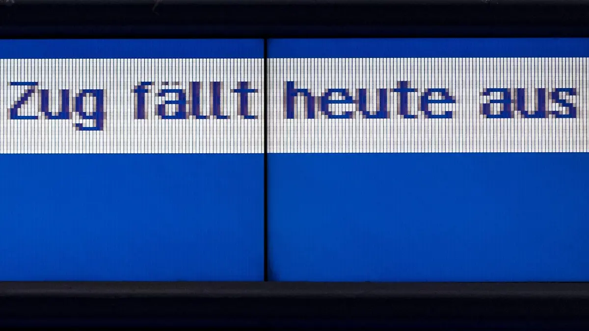 Zug fällt aus steht am Montag (10.12.2018) auf einer Anzeigetafel am Hauptbahnhof in Dresden wegen eines Warnstreiks der Beschäftigten bei der Deutschen Bahn. *** Train cancelled on Monday 10 12 2018 on a scoreboard at Dresden main station due to a warning strike by Deutsche Bahn employees