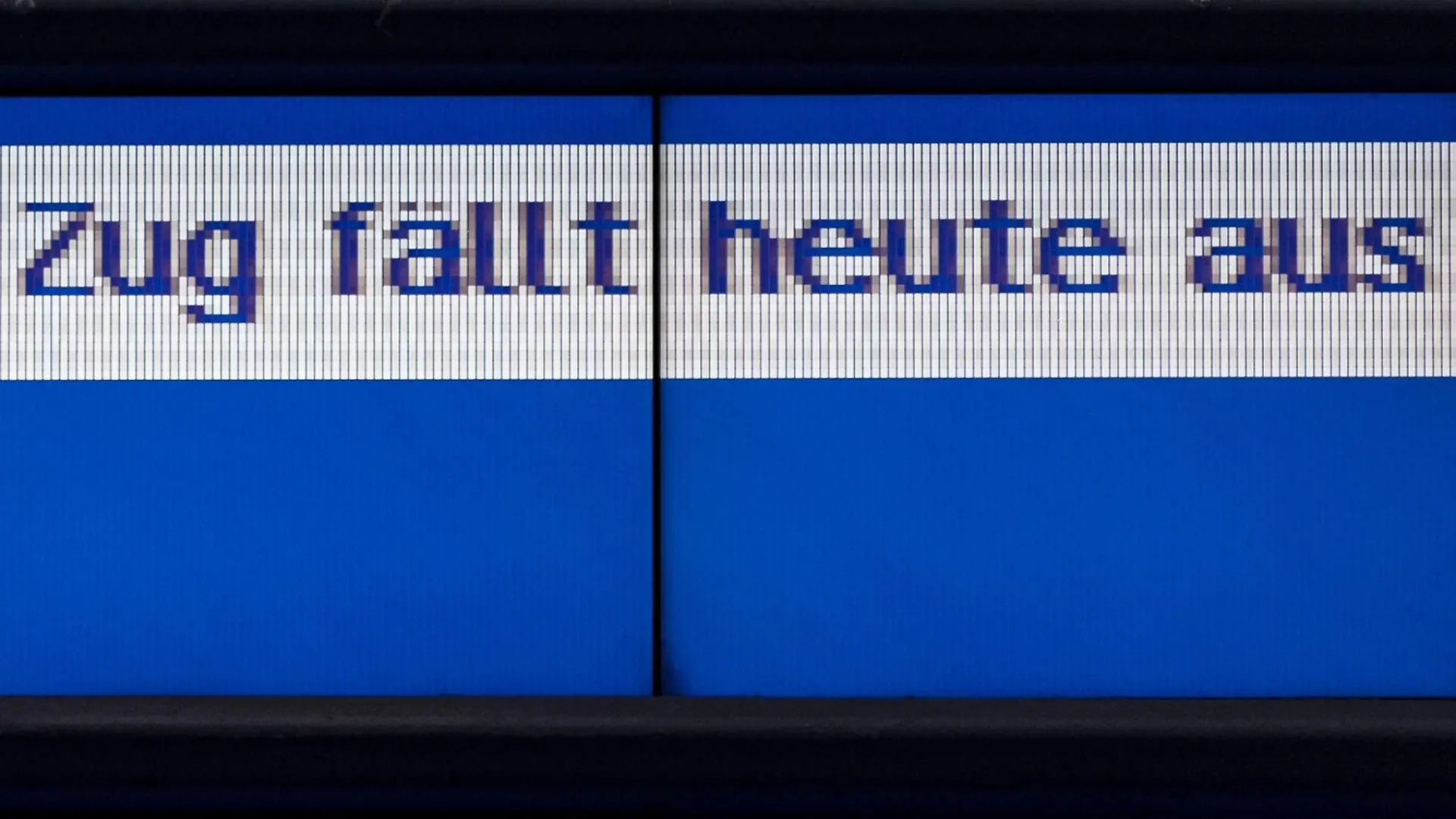Zug fällt aus steht am Montag (10.12.2018) auf einer Anzeigetafel am Hauptbahnhof in Dresden wegen eines Warnstreiks der Beschäftigten bei der Deutschen Bahn. *** Train cancelled on Monday 10 12 2018 on a scoreboard at Dresden main station due to a warning strike by Deutsche Bahn employees
