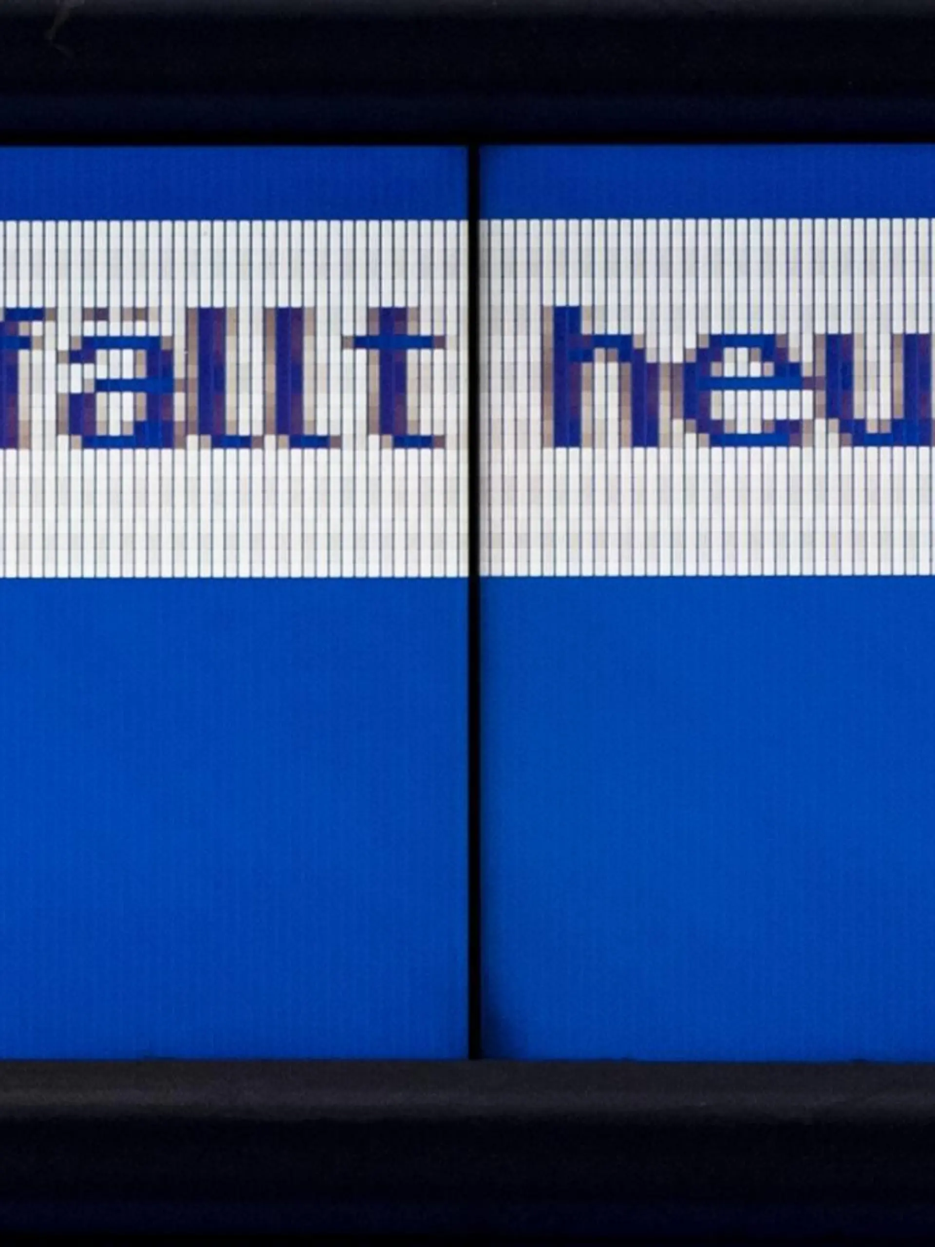 Zug fällt aus steht am Montag (10.12.2018) auf einer Anzeigetafel am Hauptbahnhof in Dresden wegen eines Warnstreiks der Beschäftigten bei der Deutschen Bahn. *** Train cancelled on Monday 10 12 2018 on a scoreboard at Dresden main station due to a warning strike by Deutsche Bahn employees  