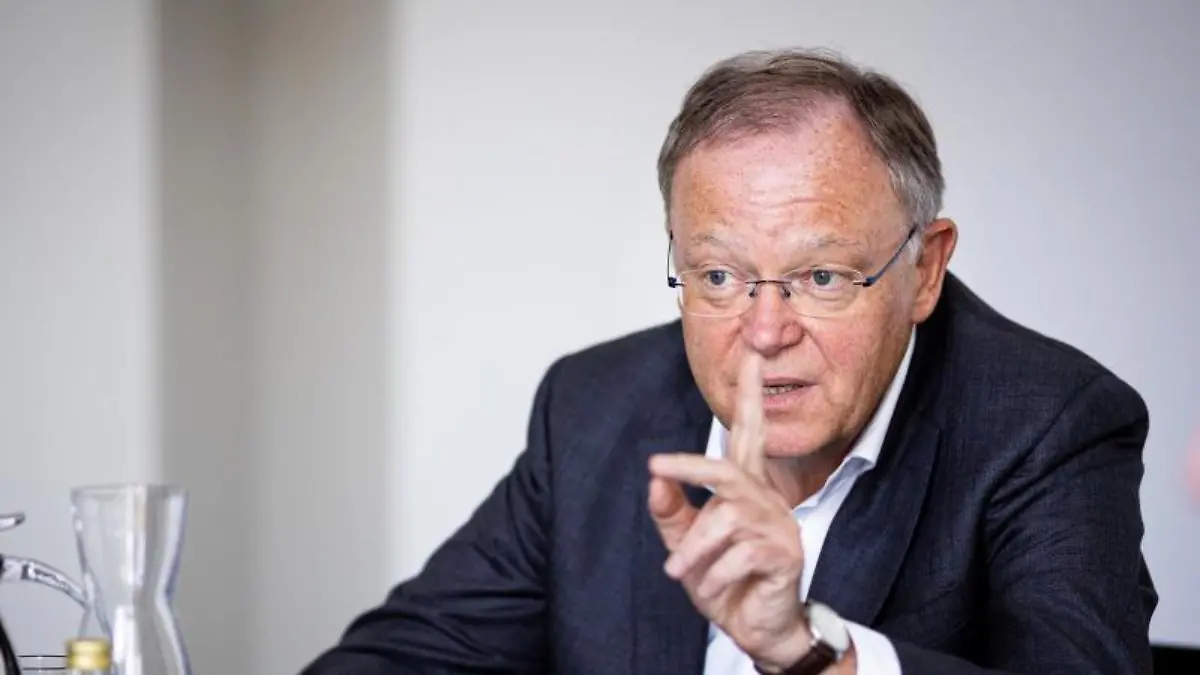 Stephan Weil (SPD) spricht während eines Interviews