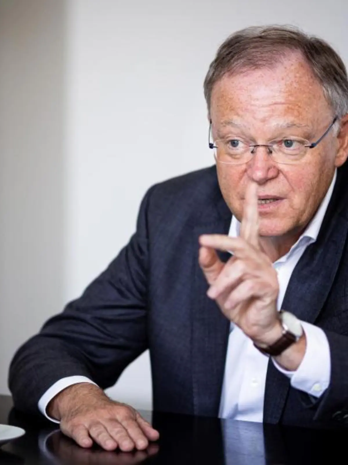 Stephan Weil (SPD) spricht während eines Interviews