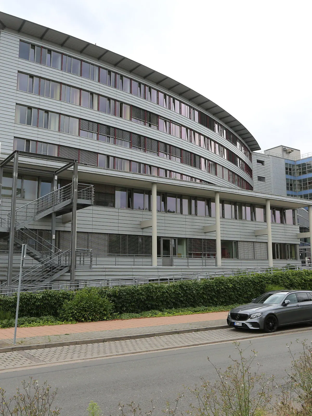 03.08.2021, Sachsen-Anhalt, Quedlinburg: Blick auf das Harzklinikum in Quedlinburg. In Quedlinburg gab es heute den Prozessauftakt gegen eine Frau, die trotz Corona-Symptomen und Quarantäne ihre Tochter im Krankenhaus in Quedlinburg besucht haben soll. Foto: Matthias Bein/dpa-Zentralbild/ZB +++ dpa-Bildfunk +++
