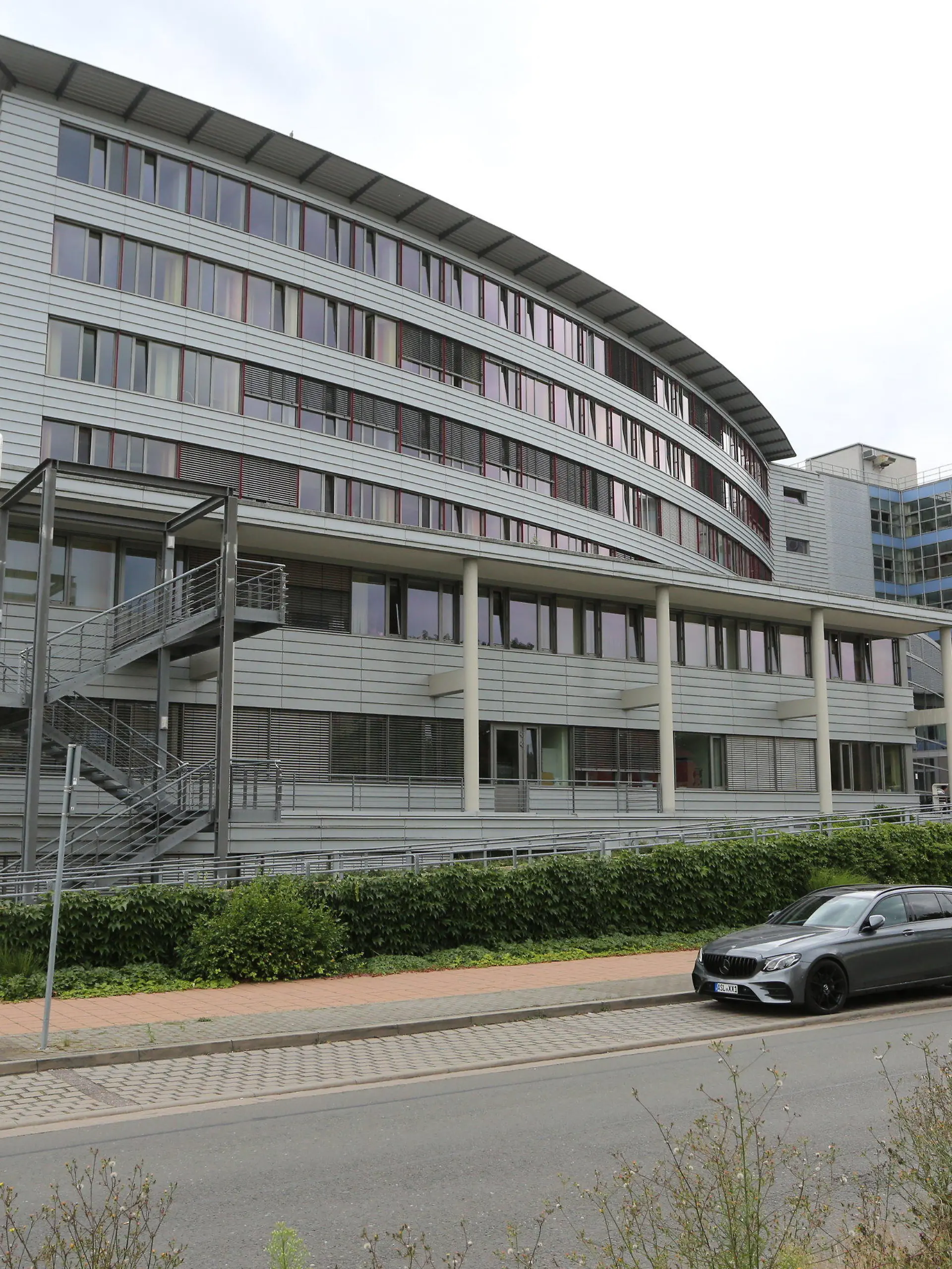 03.08.2021, Sachsen-Anhalt, Quedlinburg: Blick auf das Harzklinikum in Quedlinburg. In Quedlinburg gab es heute den Prozessauftakt gegen eine Frau, die trotz Corona-Symptomen und Quarantäne ihre Tochter im Krankenhaus in Quedlinburg besucht haben soll. Foto: Matthias Bein/dpa-Zentralbild/ZB +++ dpa-Bildfunk +++