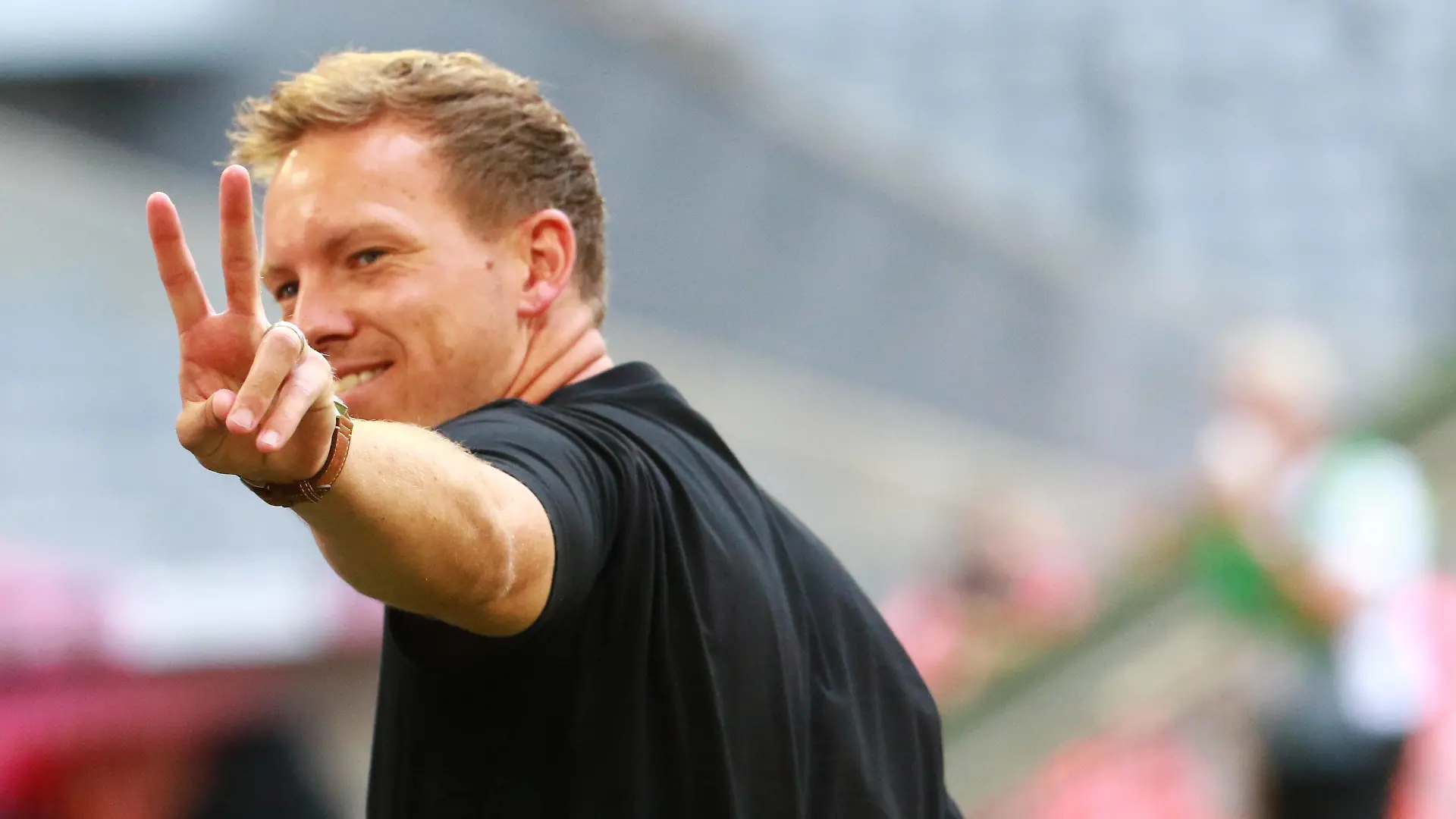 Trainer Julian Nagelsmann FCB bedankt sich nach dem Interview bei den Fans Fussball / Audi Football Summit / FC Bayern Muenchen - FC Napoli / Allianz Arena Muenchen am 31.07.2021 FOTO: Mladen Lackovic / LakoPress *** Coach Julian Nagelsmann FCB thanks fans after interview Football Audi Football Summit FC Bayern Muenchen FC Napoli Allianz Arena Muenchen on 31 07 2021 PHOTO Mladen Lackovic LakoPress