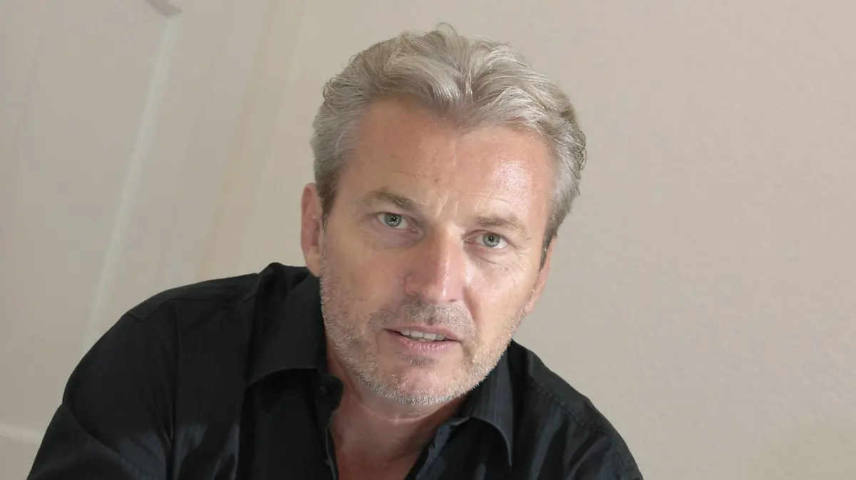 Mit seinem Buch Warum unsere Kinder Tyrannen werden hat der Bonner Kinder- und Jugendpsychiater Michael Winterhoff (Foto undatiert) das meist verkaufte Ratgeberbuch 2008 abgeliefert. Sein gerade veröffentlichtes Nachfolgewerk Tyrannen müssen nicht sein setzt diese Erfolgsgeschichte fort. Von Winterhoffs Tyrannen-Erstwerk gingen bisher 350.000 Exemplare über die Ladentheke. Das Buch steht mittlerweile über ein Jahr in den Bestsellerlisten. Dort hat sich auf Anhieb auch das Nachfolgebuch eingenistet, von dem sich in den ersten Wochen mehr als 100.000 Stück verkauften. (Siehe epd-Feature vom 16.03.09) DER ABDRUCK DES EPD-FOTOS IST HONORARPFLICHTIG! Michael Winterhoff, Kinder- und Jugendpsychiater 311763
with his Book why Our Children Tyrants will has the Bonner Children and Adolescent psychiatrist Michael Winterhoff Photo undated the mostly sold Guide book 2008 delivered be straight published Tyrants must not be sets These Success Story Progress from Tyrants Gingen before 350 000 Copies above the Shop counter the Book is now above a Year in the Bestseller lists there has to on Immediately too the eingenistet from the to in the first Week more as 100 000 Piece sold See epd Feature of 16 03 09 the Imprint the epd Photos is Michael Winterhoff Children and Adolescent psychiatrist 311763