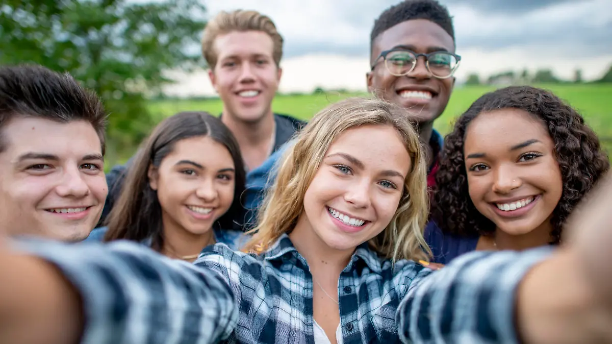 Viele Jugendliche machen ein Selfie zusammen
