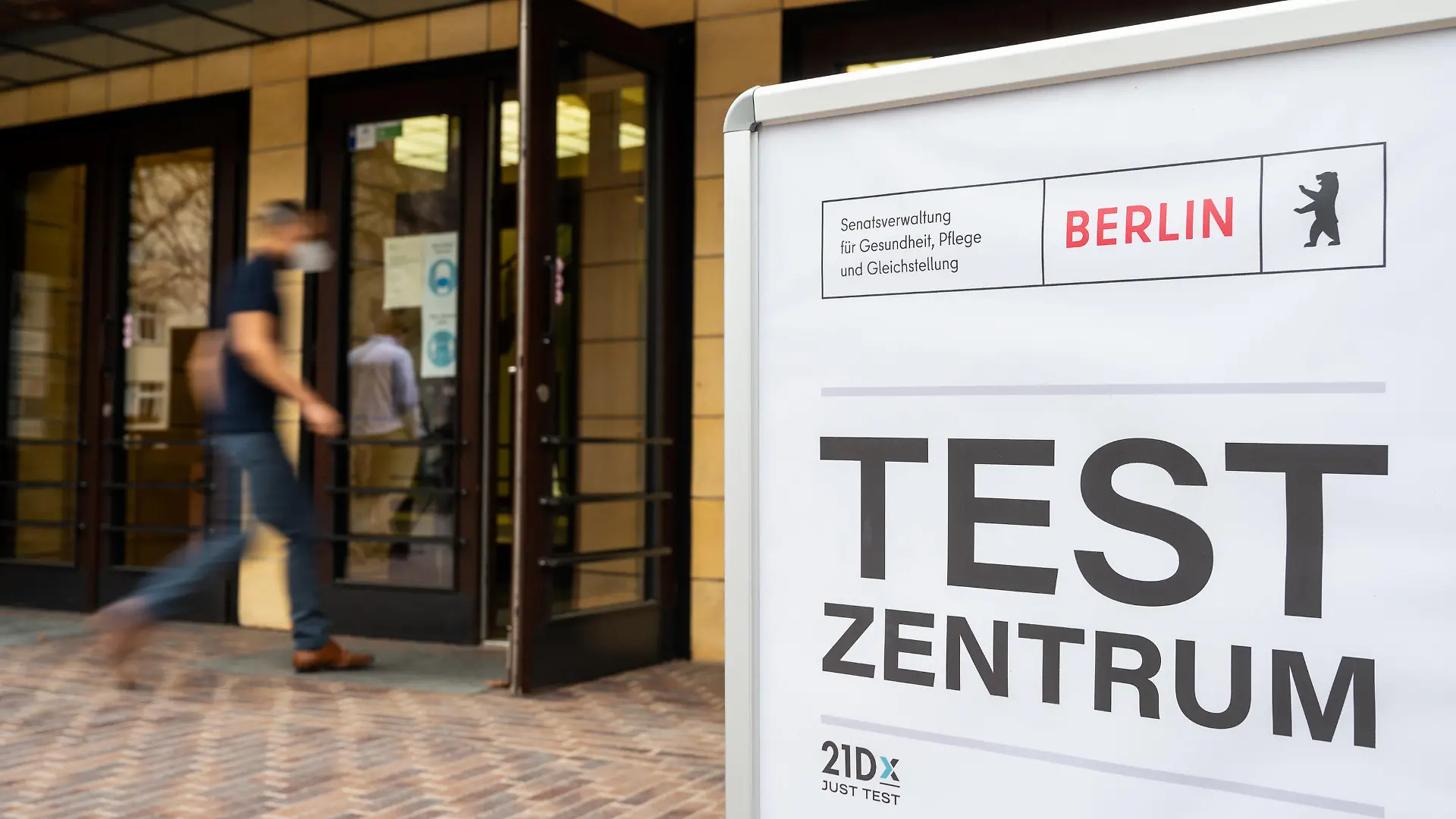 ARCHIV - 07.03.2021, Berlin: Ein Mann geht in ein Corona-Testzentrum. (zu dpa «Parteienstreit in Berlin: Corona-Tests bald kostenpflichtig? ») Foto: Christophe Gateau/dpa +++ dpa-Bildfunk +++