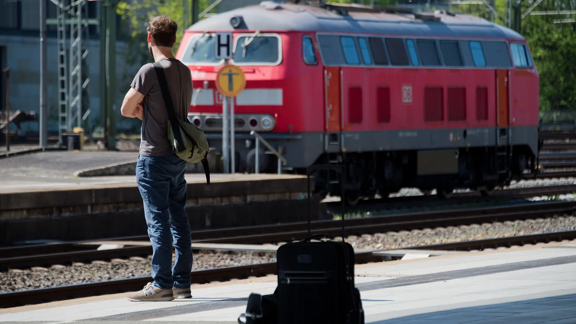Ein Mann wartet am 05.05.2015 an einem Gleis am Hauptbahnhof in Hannover (Niedersachsen) auf einen Zug. Die Lokführergewerkschaft GDL hat ihre Mitglieder aufgerufen, beim bisher längsten Streik in der Geschichte der Deutschen Bahn die Züge bis zum Sonntagmorgen um 9.00 Uhrstehen zu lassen. Foto: Julian Stratenschulte/dpa +++(c) dpa - Bildfunk+++