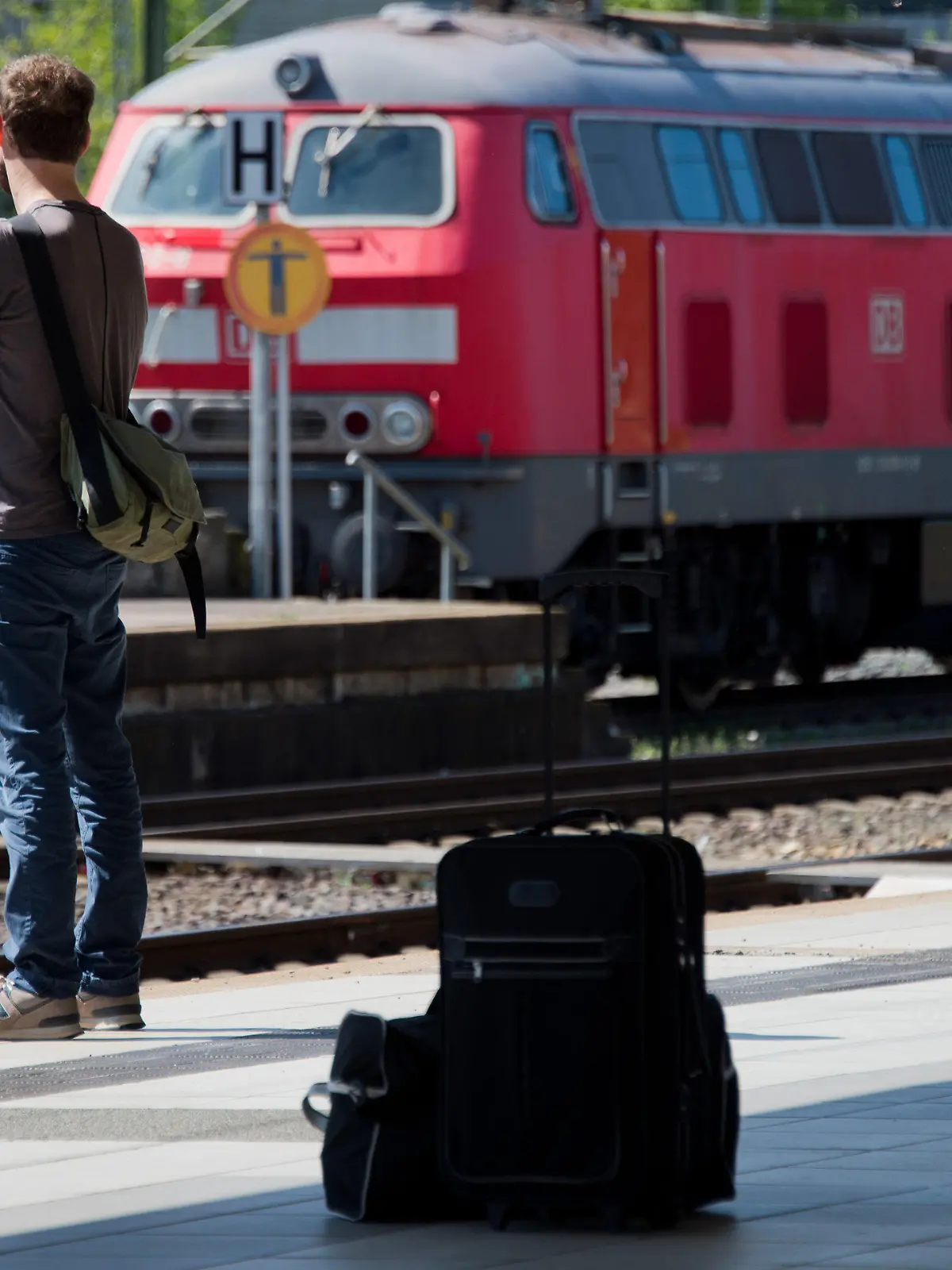 Ein Mann wartet am 05.05.2015 an einem Gleis am Hauptbahnhof in Hannover (Niedersachsen) auf einen Zug. Die Lokführergewerkschaft GDL hat ihre Mitglieder aufgerufen, beim bisher längsten Streik in der Geschichte der Deutschen Bahn die Züge bis zum Sonntagmorgen um 9.00 Uhrstehen zu lassen. Foto: Julian Stratenschulte/dpa +++(c) dpa - Bildfunk+++
