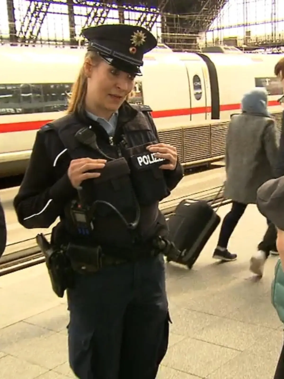 Es ist manchmal nur ein kurzer Moment der Unaufmerksamkeit und plötzlich sind Handy, Geldbörse oder sogar der Koffer weg. Wer nicht gerade besonders schusselig ist, dem wird schnell klar: Hier waren Taschendiebe am Werk! Die Chance seine Sachen wiederzubekommen sind gering, deswegen sollte man seine Wertsachen schon im Vorfeld sicher verstauen. Welche Tricks die Taschendiebe mittlerweile anwenden und wie man sich vor ihnen schützen kann, verraten wir im Video. 