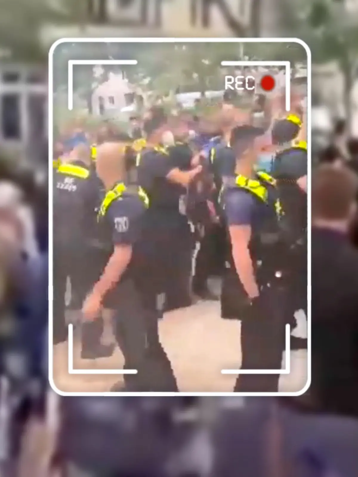 Berliner Polizisten fliehen vor wütendem Mob