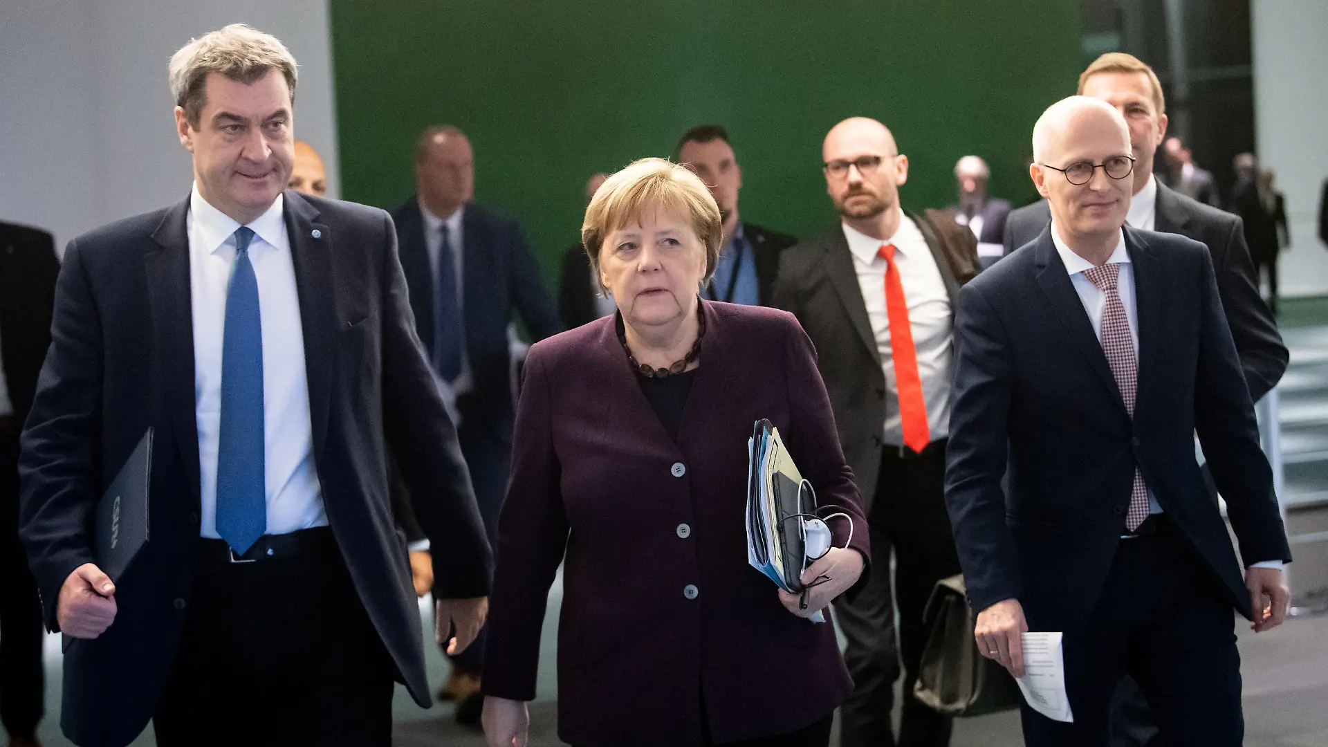 12.03.2020, Berlin: Markus Söder (CSU;L-R), Ministerpräsident von Bayern, Bundeskanzlerin Angela Merkel (CDU) und Peter Tschentscher (SPD), Erster Bürgermeister von Hamburg, kommen zu einer Pressekonferenz nach dem Treffen der Bundeskanzlerin und weiteren Mitgliedern der Bundesregierung mit den Regierungschefinnen und Regierungschefs der Länder im Bundeskanzleramt. Themen der gemeinsamen Sitzung von Ministerpräsidentenkonferenz (MPK) und Bundesregierung sind unter anderem die Ausbreitung des Coronavirus, das Paket zum Ausbau der erneuerbaren Energien und ein neuer Glücksspiel-Staatsvertrag. Foto: Bernd von Jutrczenka/dpa +++ dpa-Bildfunk +++