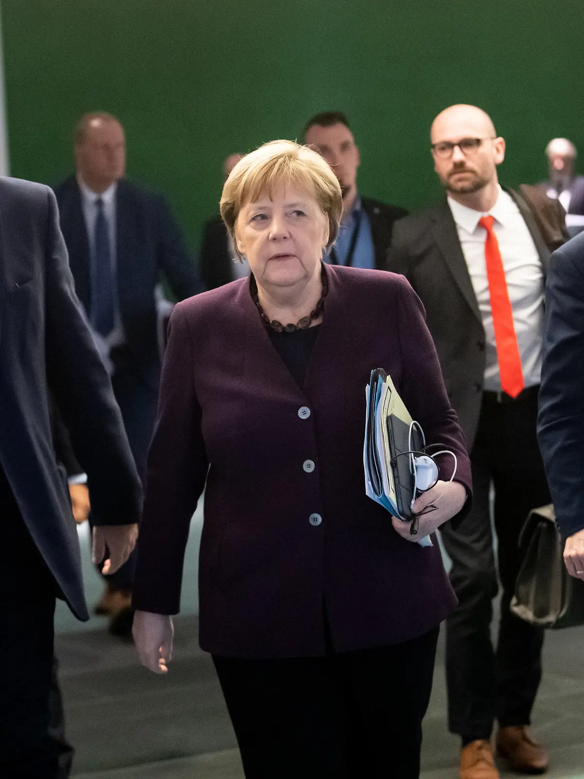 12.03.2020, Berlin: Markus Söder (CSU;L-R), Ministerpräsident von Bayern, Bundeskanzlerin Angela Merkel (CDU) und Peter Tschentscher (SPD), Erster Bürgermeister von Hamburg, kommen zu einer Pressekonferenz nach dem Treffen der Bundeskanzlerin und weiteren Mitgliedern der Bundesregierung mit den Regierungschefinnen und Regierungschefs der Länder im Bundeskanzleramt. Themen der gemeinsamen Sitzung von Ministerpräsidentenkonferenz (MPK) und Bundesregierung sind unter anderem die Ausbreitung des Coronavirus, das Paket zum Ausbau der erneuerbaren Energien und ein neuer Glücksspiel-Staatsvertrag. Foto: Bernd von Jutrczenka/dpa +++ dpa-Bildfunk +++