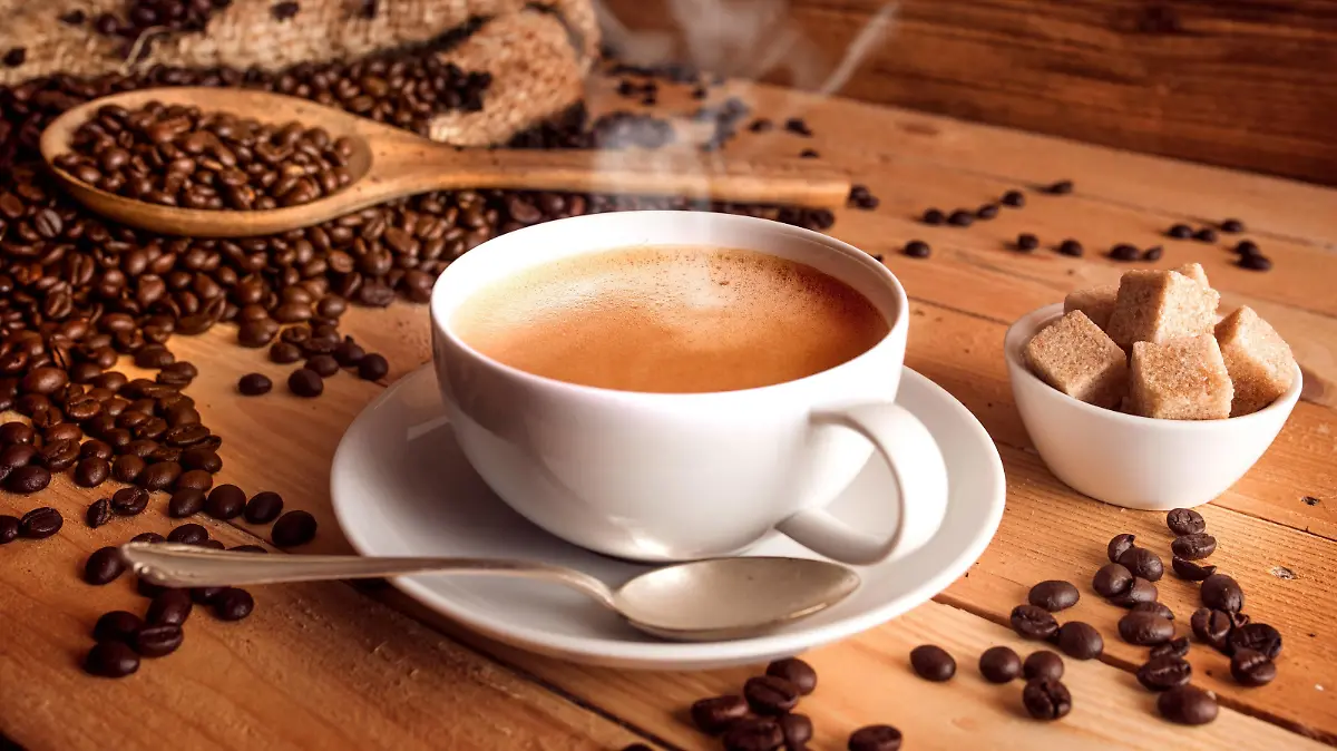 Kaffee und Bohnen auf Tisch