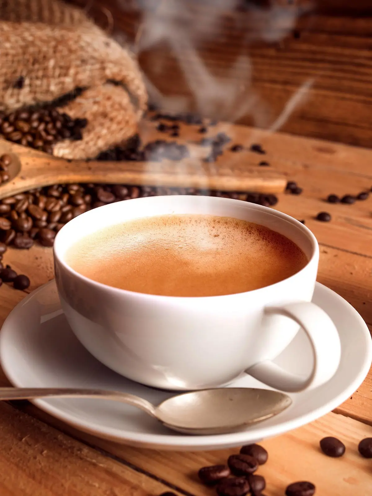 Kaffee und Bohnen auf Tisch