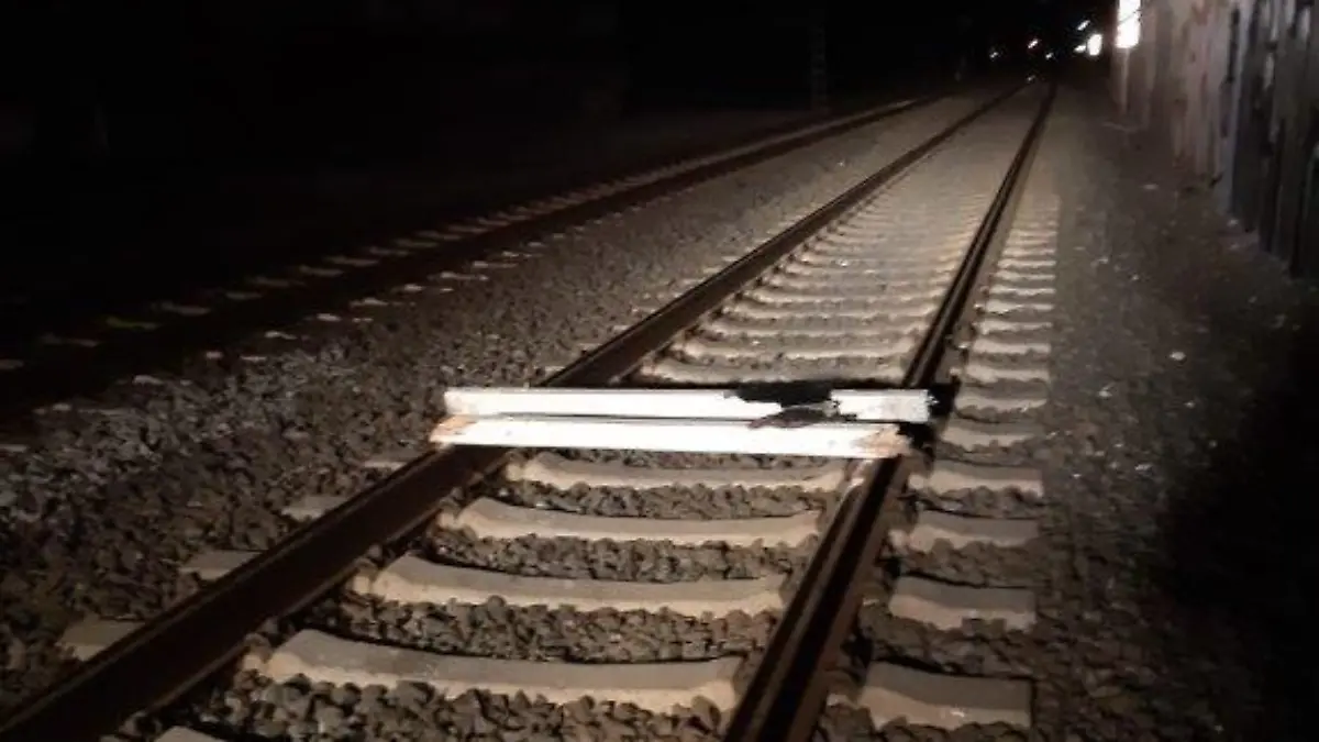 Sonntagnacht platzierten Unbekannte mehrere Gegenstände auf den Gleisen der Strecke zwischen Preußen und Dortmund Derne. Die RB50 kollidierte mit einem Einkaufswagen.