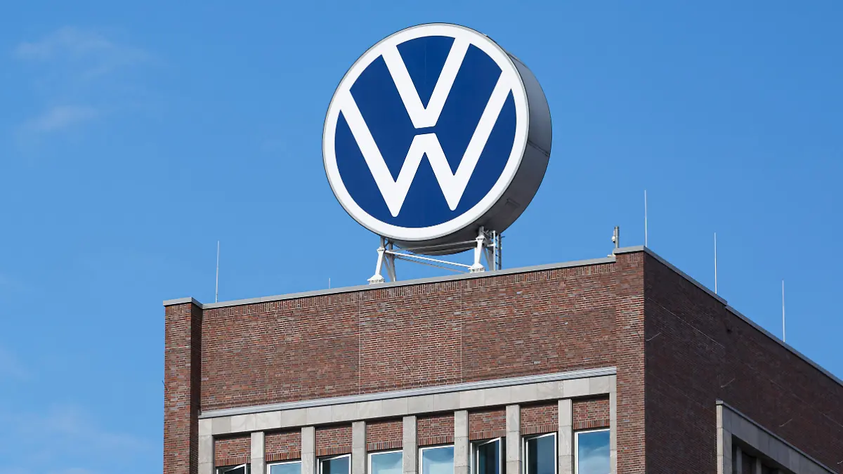 Das Markenhochhaus Volkswagen (VW) mit dem VW-Logo auf dem Dach.