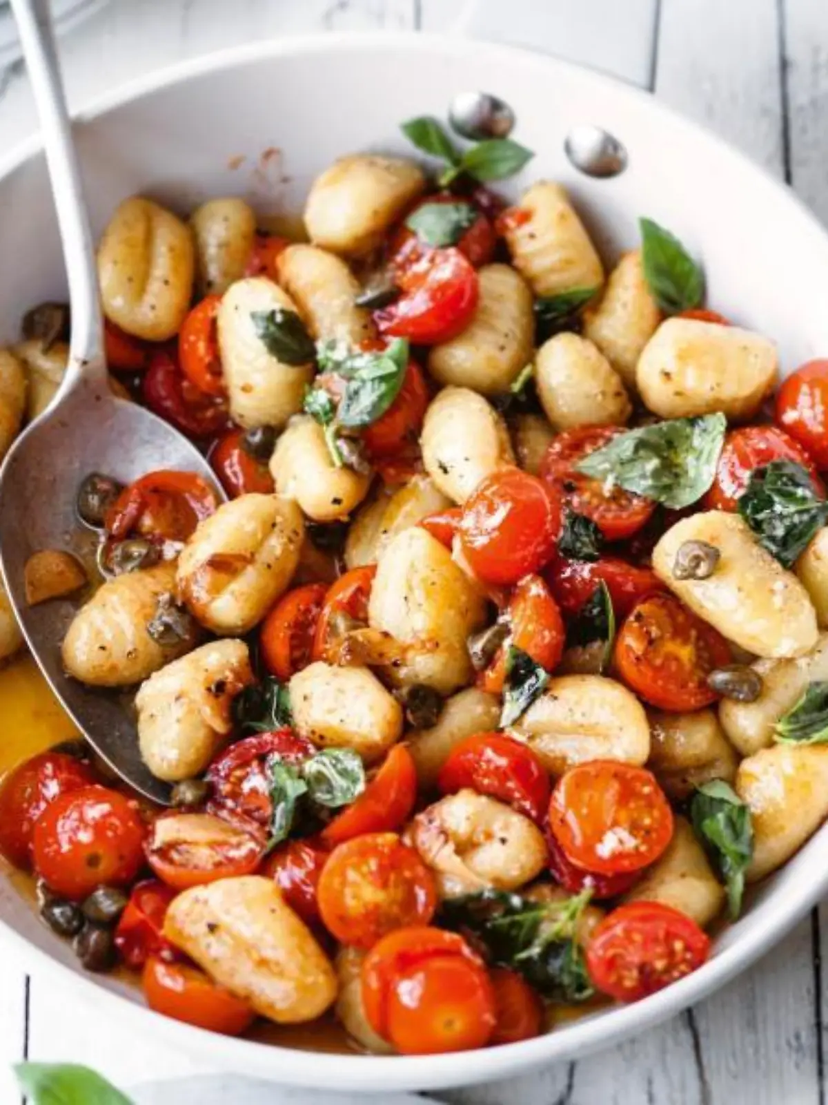 Gnocchi mit Kirschtomaten-Kapern-Butter