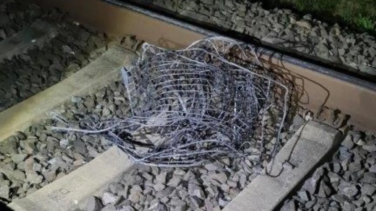 Sonntagnacht (08. August) platzierten Unbekannte mehrere Gegenstände auf die Gleise der Strecke zwischen Preußen und Dortmund Derne. Die RB50 kollidierte mit einem Einkaufswagen.