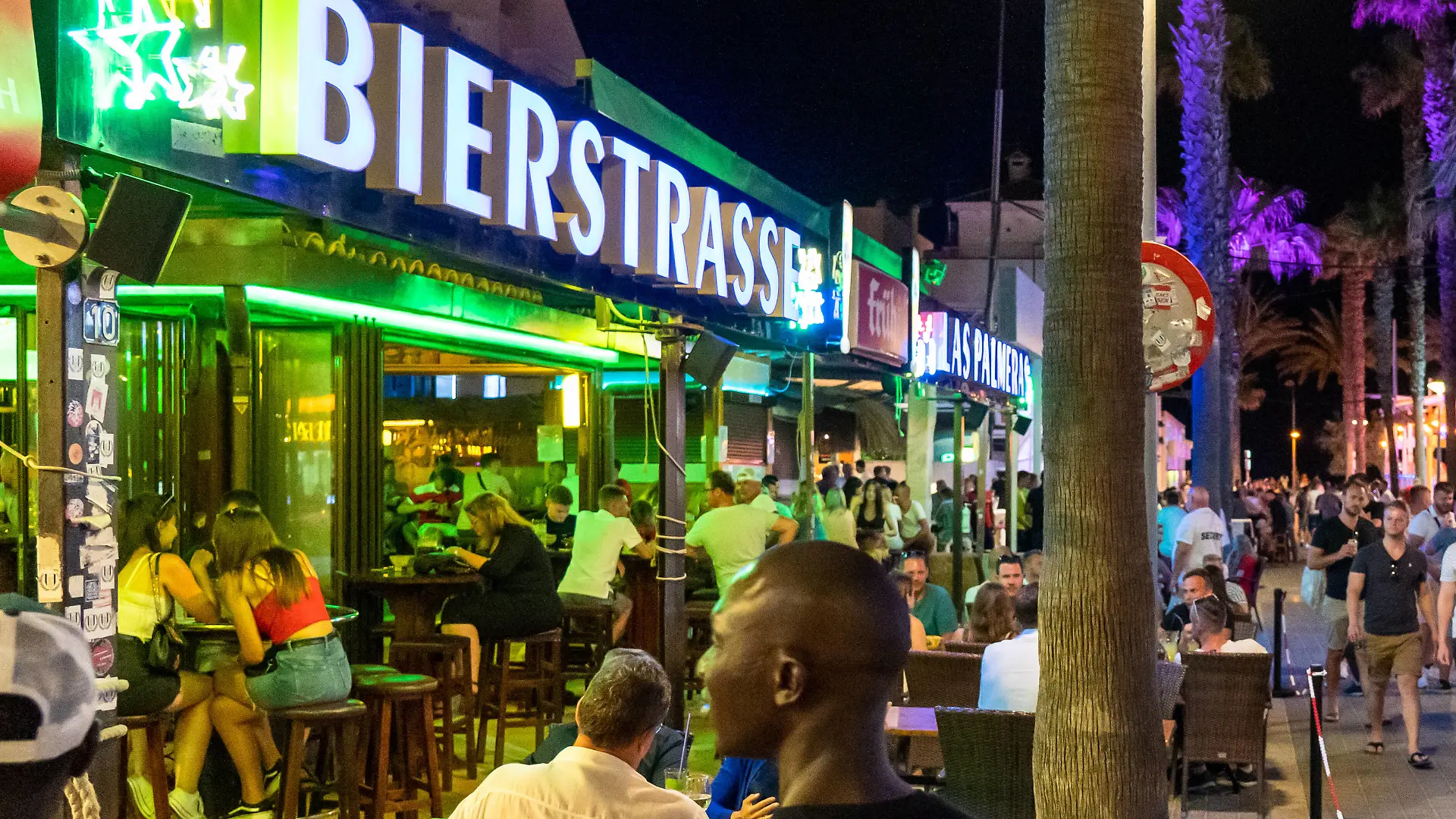 News Bilder des Tages Während der Corona-Pandemie und nach dem Lockdown konzentriert sich das Nachtleben an der Playa de Palma auf der Insel Mallorca auf die so genannte Bierstraße -Sicherheitsabstände werden offenkundig nicht durchgängig eingehalten, Masken als Mund-Nase-Schutz werden kaum getragen - zwei Tage vor der Einführung der verschärften Maskenpflicht auf den balearischen InselnWährend der Corona-Pandemie und nach dem Lockdown konzentriert sich das Nachtleben an der Playa de Palma auf der Insel Mallorca auf die so genannte Bierstraße -Sicherheitsabstände werden offenkundig nicht durchgängig eingehalten, Masken als Mund-Nase-, Mallorca Belearen Spanien Playa de Palma *** During the Corona Pandemic and after the lockdown, nightlife at Playa de
