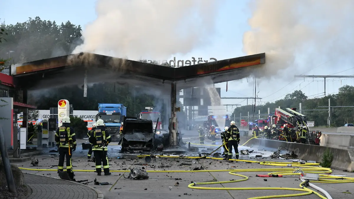 Die Feuerwehr im Einsatz auf der Rastanlage an der A5.