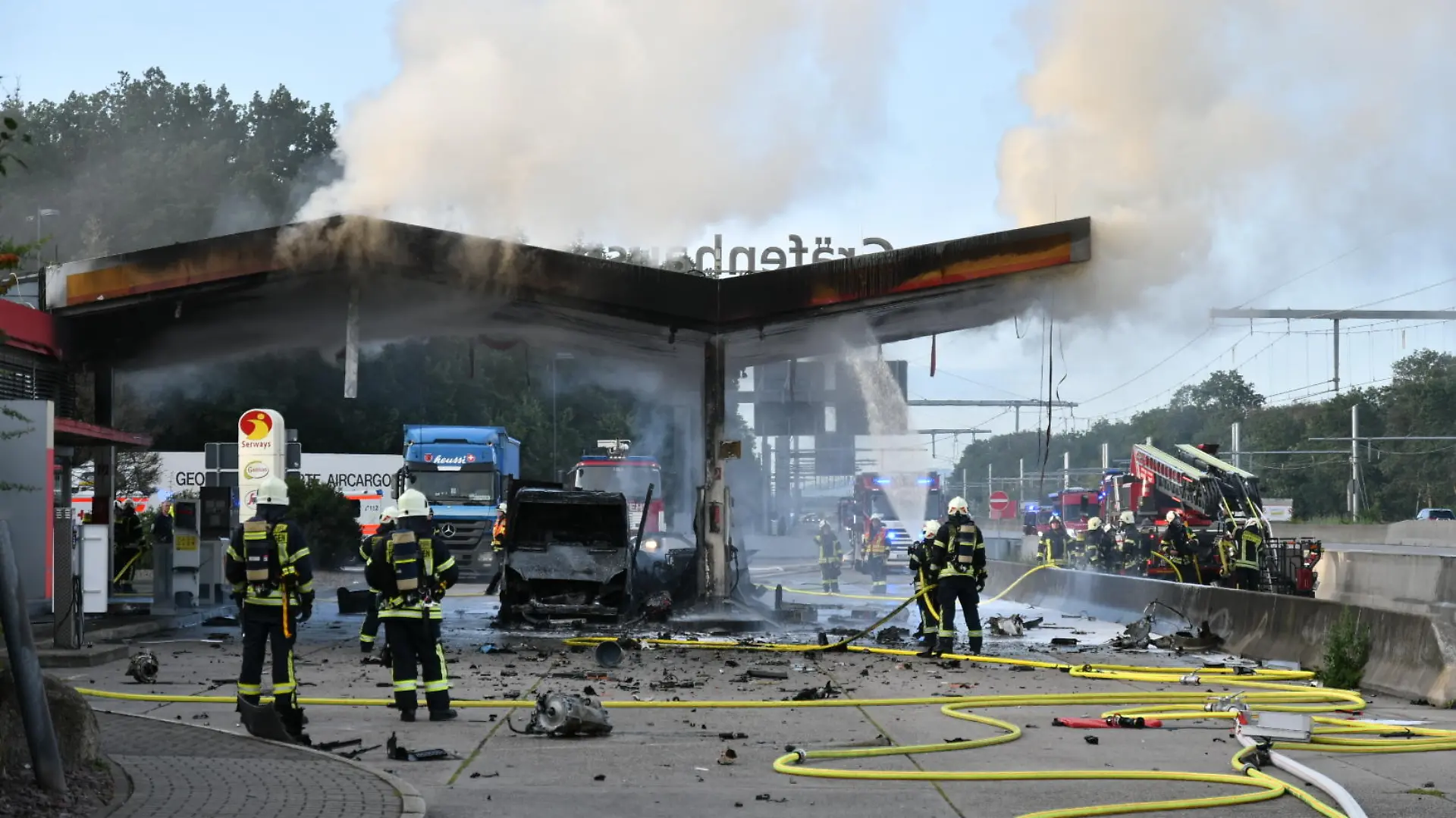 Die Feuerwehr im Einsatz auf der Rastanlage an der A5.