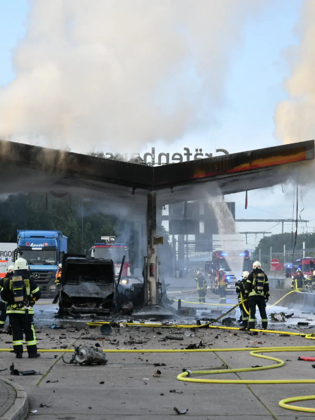 Die Feuerwehr im Einsatz auf der Rastanlage an der A5.