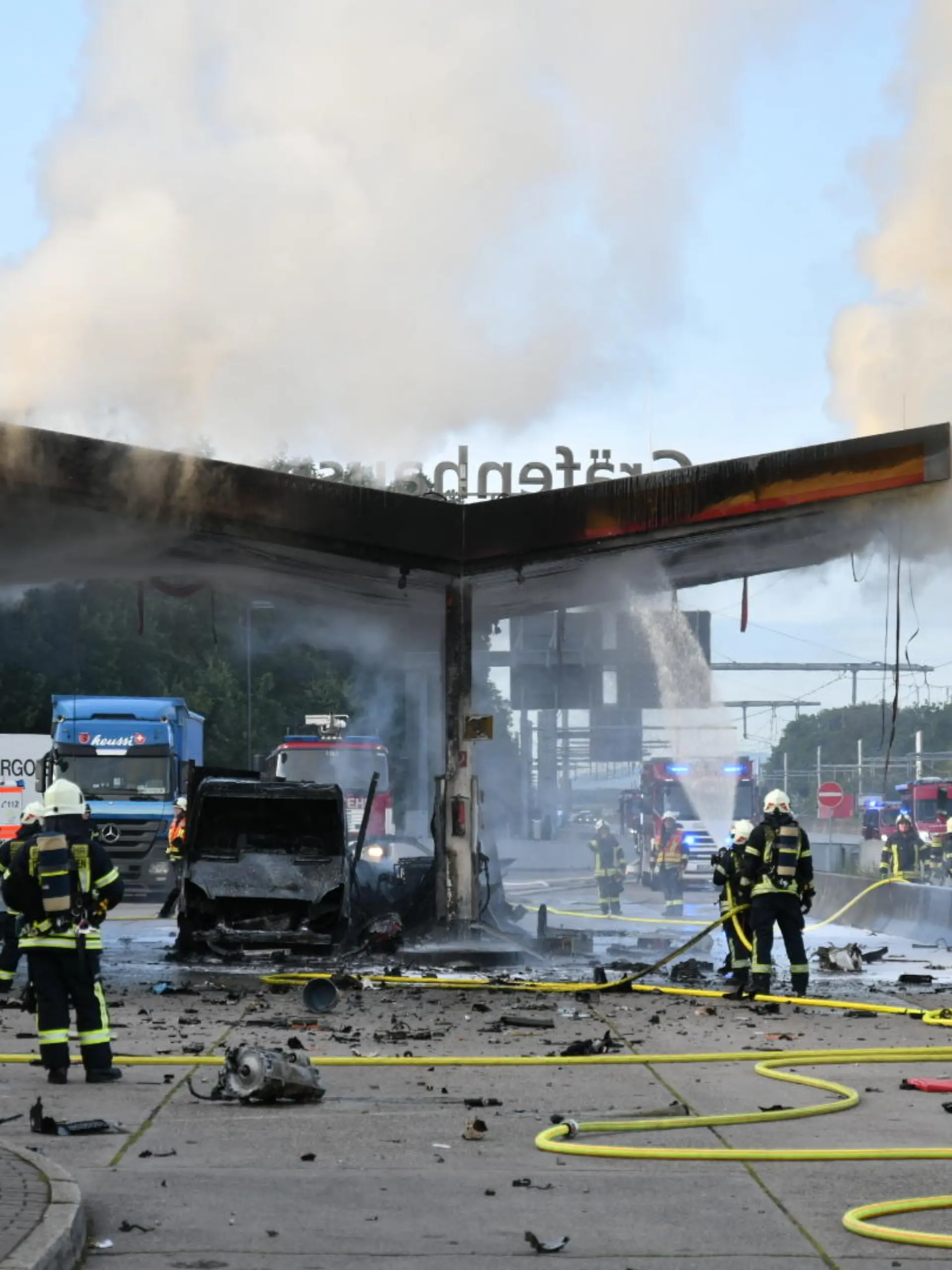 Die Feuerwehr im Einsatz auf der Rastanlage an der A5.