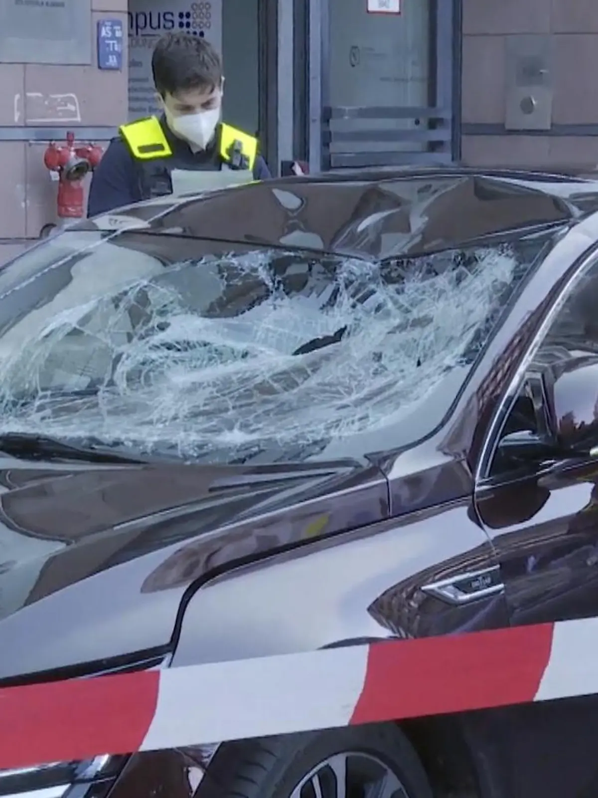 An einer grünen Fußgängerampel ist in Berlin ein Auto in eine Gruppe von Fußgängern gerast. Bei dem Unfall im Bezirk Mitte am Sonntagabend wurden drei Menschen verletzt, einer davon schwer. Der Fahrer floh.