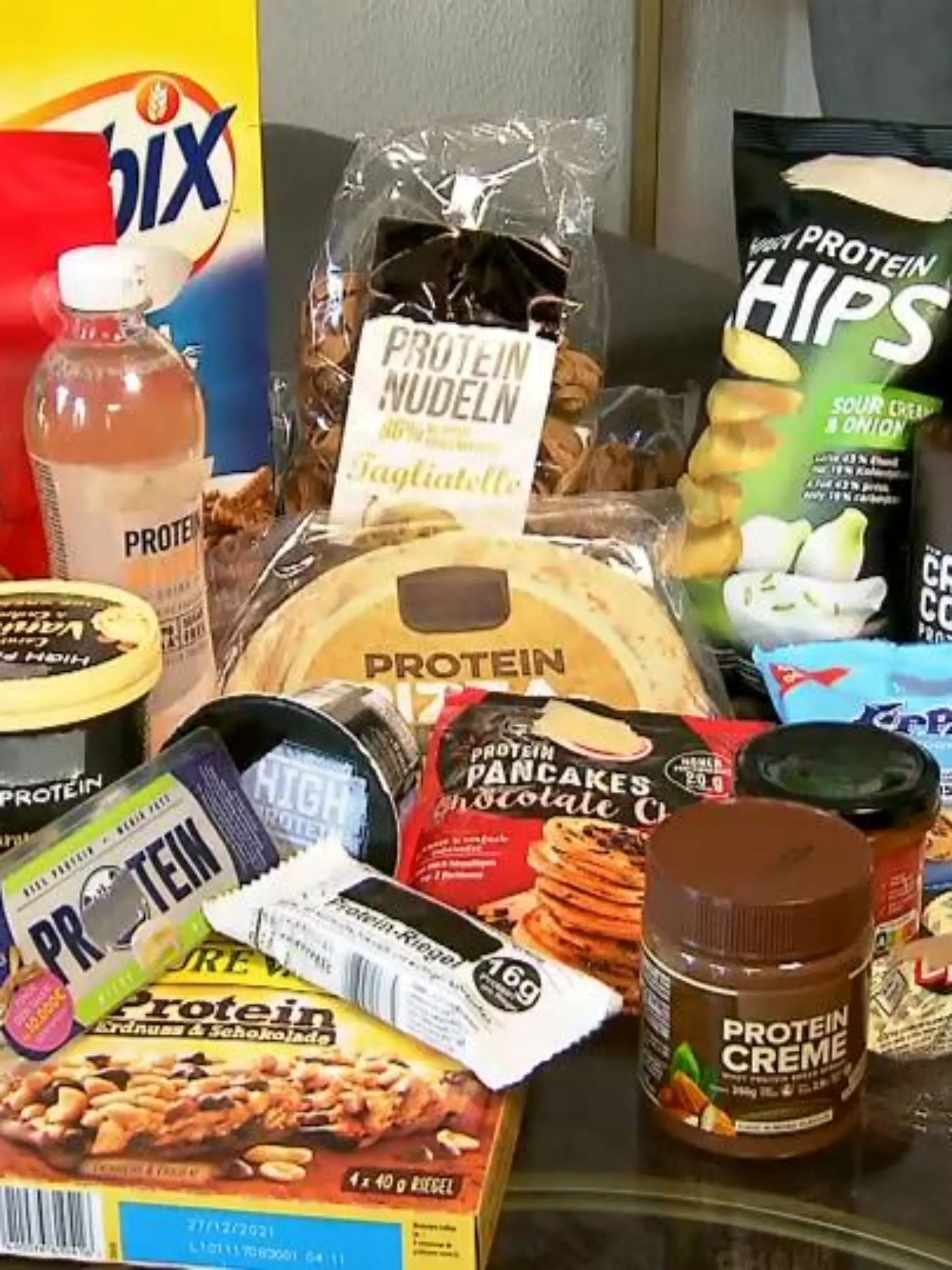 Viele Fitnessmarken bieten inzwischen Süßigkeiten, die eigentlich als ungesunde Dickmacher gelten, in der Proteinvariante an und werben mit Low Carb, Low Fat, Low Sugar und High Protein. Zudem finden sich in den Supermarkt-Regalen inzwischen Protein-Toast, Protein-Pudding, Protein-Brot und vieles mehr. Doch was passiert wenn man zu viele Produkte davon verzehrt? Ist das wirklich gesund oder macht es uns krank? Wie viel davon dürfen wir essen? Wir machen den Reporter-Extremtest mit Vorher-Nachher-Analyse. Wie diese ausgeht erfahren Sie oben im Video.