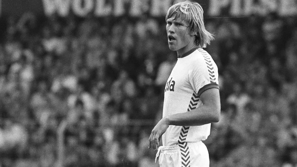 Bildnummer: 07245617  Datum: 03.09.1977  Copyright: imago/Rust
1. BL Saison 1977/1978 Eintracht Braunschweig gegen SV Werder Bremen 2:0 am 03.09.1977. Per Röntved (Bremen).; Fussball Herren GER Aktion Einzelbild Vsw Vneg xpo xmk 1977 quer

Image number 07245617 date 03 09 1977 Copyright imago Rust 1 BL Season 1977 1978 Eintracht Brunswick against SV Werder Bremen 2 0 at 03 09 1977 Per Röntved Bremen Football men ger Action shot Single Vsw Vneg xpo xmk 1977 horizontal 