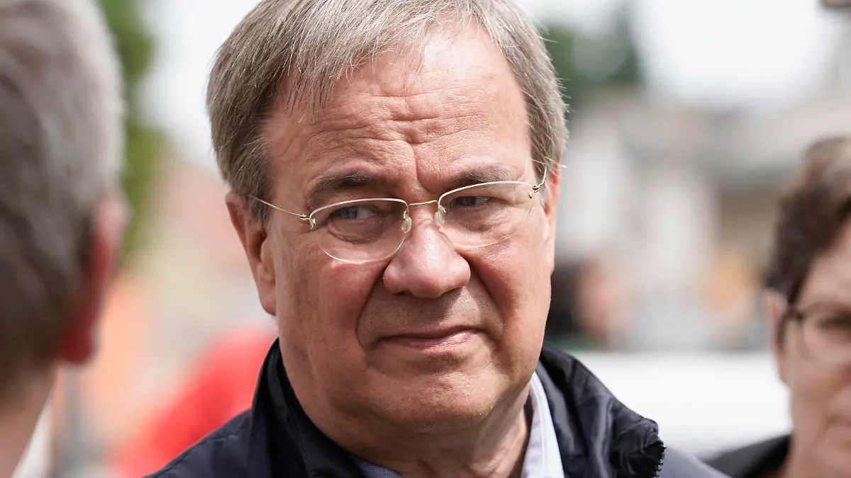  Ministerpraesident von NRW Armin Laschet besucht die vom Unwetter betroffenen Orte Swisttal Aktuell, 02.08.2021, Swisttal-Odendorf Rhein-Sieg-Kreis, Ministerpraesident von Nordrhein-Westfalen, Kanzlerkandidat und CDU-Vorsitzenden Armin Laschet vor Ort in den von Unwetter betroffenen Gemeinde Swisttal um sich ein aktuelles Bild von den Schaeden und den Aufraeumarbeiten zu machen. Swisttal Nordrhein-Westfalen Deutschland *** Prime Minister of North Rhine-Westphalia Armin Laschet visits the places affected by the storm Swisttal News, 02 08 2021, Swisttal Odendorf Rhein Sieg Kreis , Prime Minister of North Rhine-Westphalia, candidate for chancellor and CDU chairman Armin Laschet on the spot in the community affected by storms Swisttal to ge