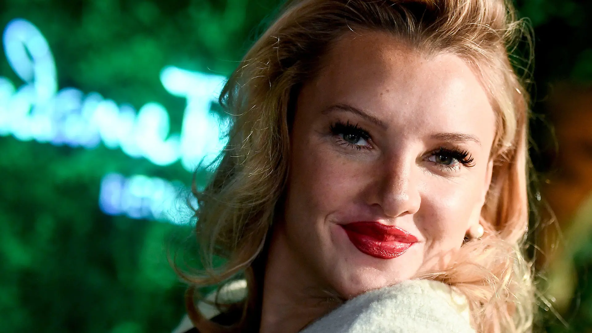 ARCHIV - 07.01.2020, Berlin: Reality-TV-Sternchen Evelyn Burdecki, Influencerin, steht im Madame Tussauds Berlin. Sie wird neuer Juror in der RTL-Show «Das Supertalent». (zu dpa "Evelyn Burdecki und Chris Tall werden Juroren beim «Supertalent») Foto: Britta Pedersen/dpa-Zentralbild/dpa +++ dpa-Bildfunk +++