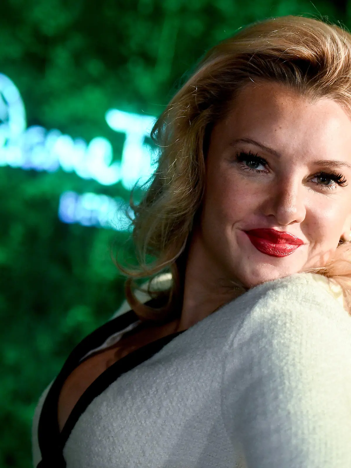 ARCHIV - 07.01.2020, Berlin: Reality-TV-Sternchen Evelyn Burdecki, Influencerin, steht im Madame Tussauds Berlin. Sie wird neuer Juror in der RTL-Show «Das Supertalent». (zu dpa "Evelyn Burdecki und Chris Tall werden Juroren beim «Supertalent») Foto: Britta Pedersen/dpa-Zentralbild/dpa +++ dpa-Bildfunk +++