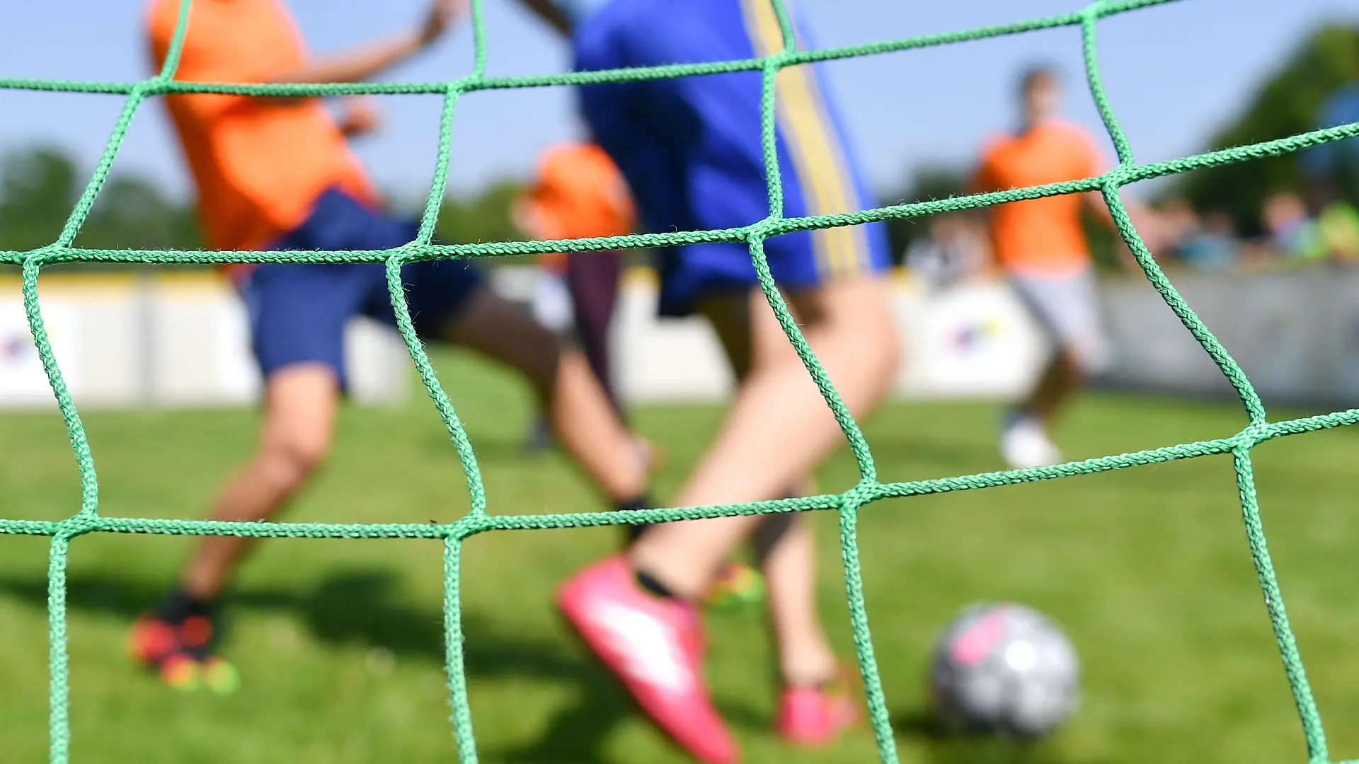 ARCHIV - 05.06.2016, ---: ILLUSTRATION - Kinder spielen auf einem Sportplatz Fußball. Bei der Unabhängigen Kommission zur Aufarbeitung sexuellen Kindesmissbrauchs haben sich seit einem Aufruf im Jahr 2019 rund 100 Menschen mit Missbrauchserfahrungen im Bereich Sport gemeldet. (zu dpa "Kommission: Rund 100 Betroffene berichten über Missbrauch im Sport") Foto: Uwe Anspach/dpa +++ dpa-Bildfunk +++