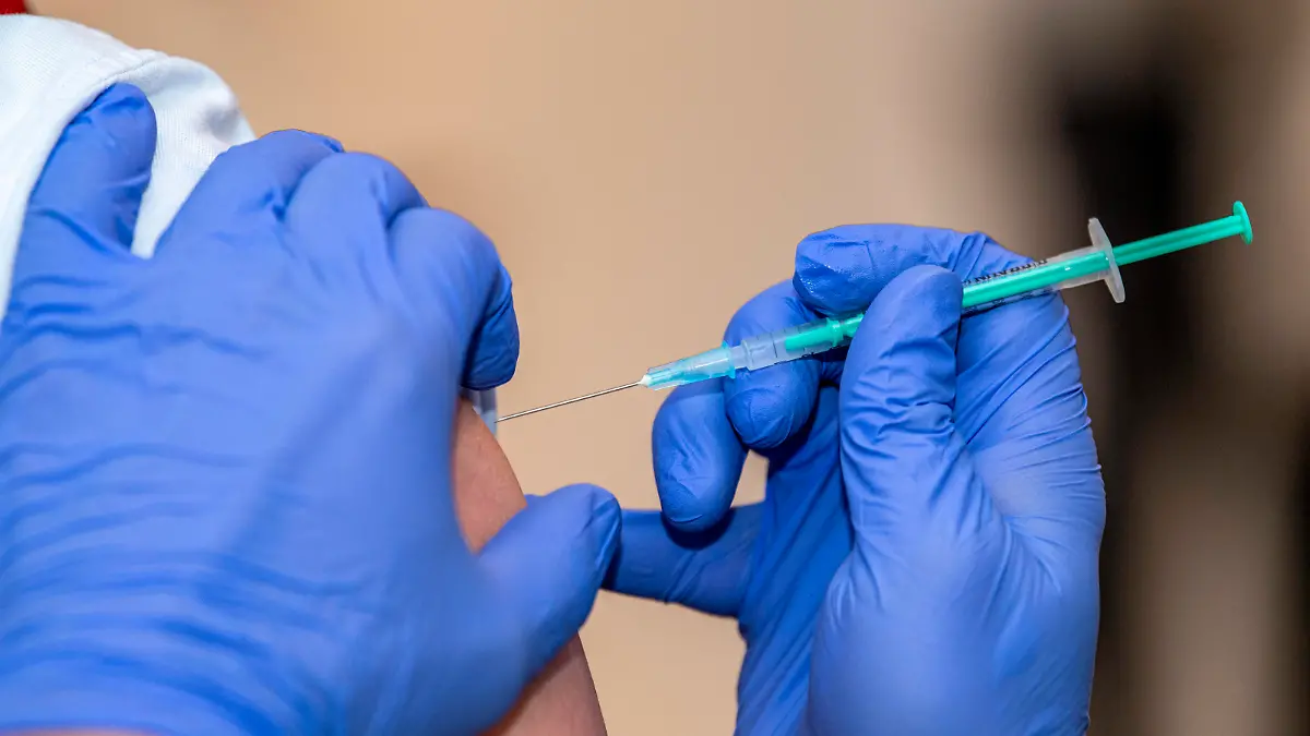  Corona-Schutzimpfung in einem Seniorenheim In einem Seniorenheim werden die Bewohner gegen eine Infektion mit dem Coronavirus geimpft. Für den Aufbau des Impfschutzes sind mit dem mRNA-Impfstoff von BioNTech zwei Impfungen im Abstand von 21 Tagen notwendig. Rietberg Nordrhein-Westfalen Deutschland *** Corona vaccination in a home for the elderly In a home for the elderly, the residents are vaccinated against an infection with the corona virus Two vaccinations with an interval of 21 days are necessary to build up the vaccination protection with the mRNA vaccine from BioNTech Rietberg North Rhine Westphalia Germany Copyright: xInderlied/Kirchner-Mediax