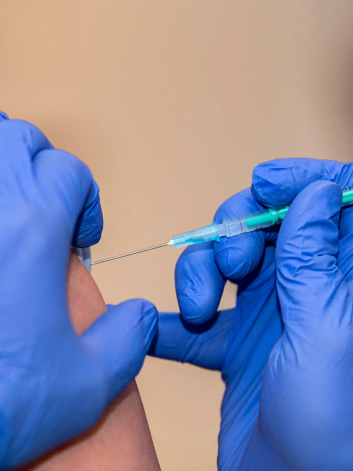  Corona-Schutzimpfung in einem Seniorenheim In einem Seniorenheim werden die Bewohner gegen eine Infektion mit dem Coronavirus geimpft. Für den Aufbau des Impfschutzes sind mit dem mRNA-Impfstoff von BioNTech zwei Impfungen im Abstand von 21 Tagen notwendig. Rietberg Nordrhein-Westfalen Deutschland *** Corona vaccination in a home for the elderly In a home for the elderly, the residents are vaccinated against an infection with the corona virus Two vaccinations with an interval of 21 days are necessary to build up the vaccination protection with the mRNA vaccine from BioNTech Rietberg North Rhine Westphalia Germany Copyright: xInderlied/Kirchner-Mediax