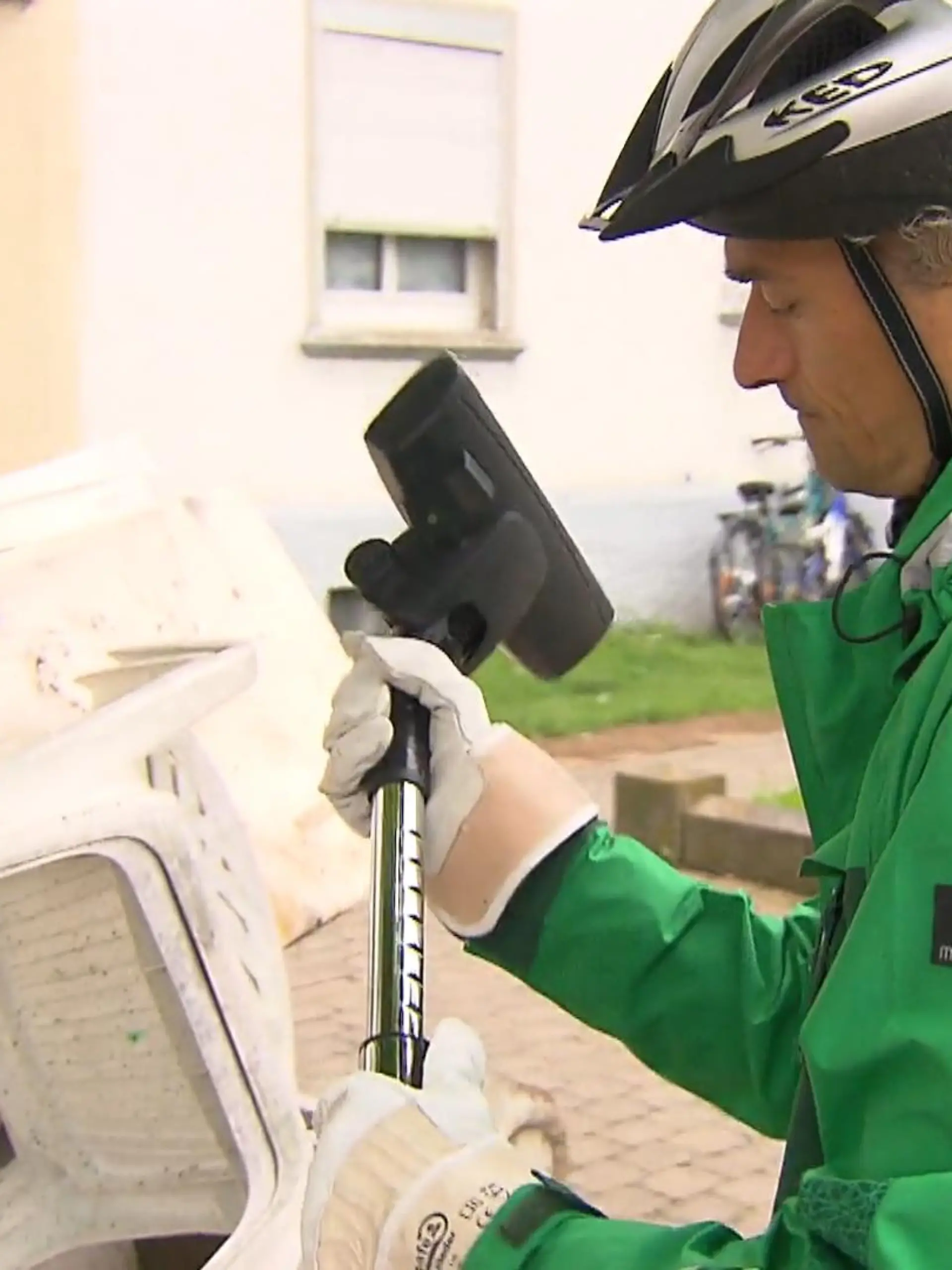 Einfach mal die Wohnung oder das Haus entrümpeln und dann den ganzen Sperrmüll auf die Straße stellen, bis er abgeholt wird. Gerade in der Corona-Pandemie haben viele Menschen die Zeit genutzt und sich von vielen Dingen getrennt. Doch da gibt es ein Problem: Kühlschränke, Lebensmittel oder Baumaterialien haben auf dem Sperrmüll nichts zu suchen – so auch in Fulda. Nachdem sich auch schon die Bürger über riesige Sperrmüllberge beschwert haben, sorgen nun drei Umweltranger wieder für Ordnung in der Stadt.