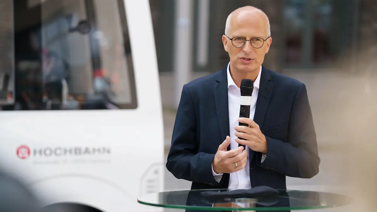  Autonomer Kleinbus HEAT Hamburg Electric Autonomous Transportation nimmt in der HafenCity Hamburg den Fahrgastbetrieb auf - Erster Bürgermeister Peter Tschentscher nimmt an der ersten Fahrgastfahrt teil und hält ein Grußwort -Autonomer Kleinbus HEAT Hamburg Electric Autonomous Transportation nimmt in der HafenCity Hamburg den Fahrgastbetrieb auf - Erster Bürgermeister Peter Tschentscher nimmt an der ersten Fahrgastfahrt teil und hält ein Grußwort -, Hamburg Hamburg Deutschland HafenCity *** Autonomous minibus HEAT Hamburg Electric Autonomous Transportation starts passenger service in HafenCity Hamburg First Mayor Peter Tschentscher takes part in the first passenger trip and gives a welcome address Autonomous minibus HEAT Hamburg